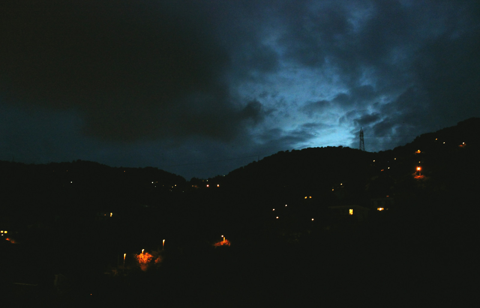 nebe, Příroda, noc, mrak, atmosféra, tma, geologický fenomén, světlo, hrom, Atmosféra Země, večer, jev, osvětlení, meteorologický jev, kupa, horizont, Blesk, soumrak, krajina, bouřka, strom, svítání, půlnoc, počítač tapeta, bouřka, hora, vítr