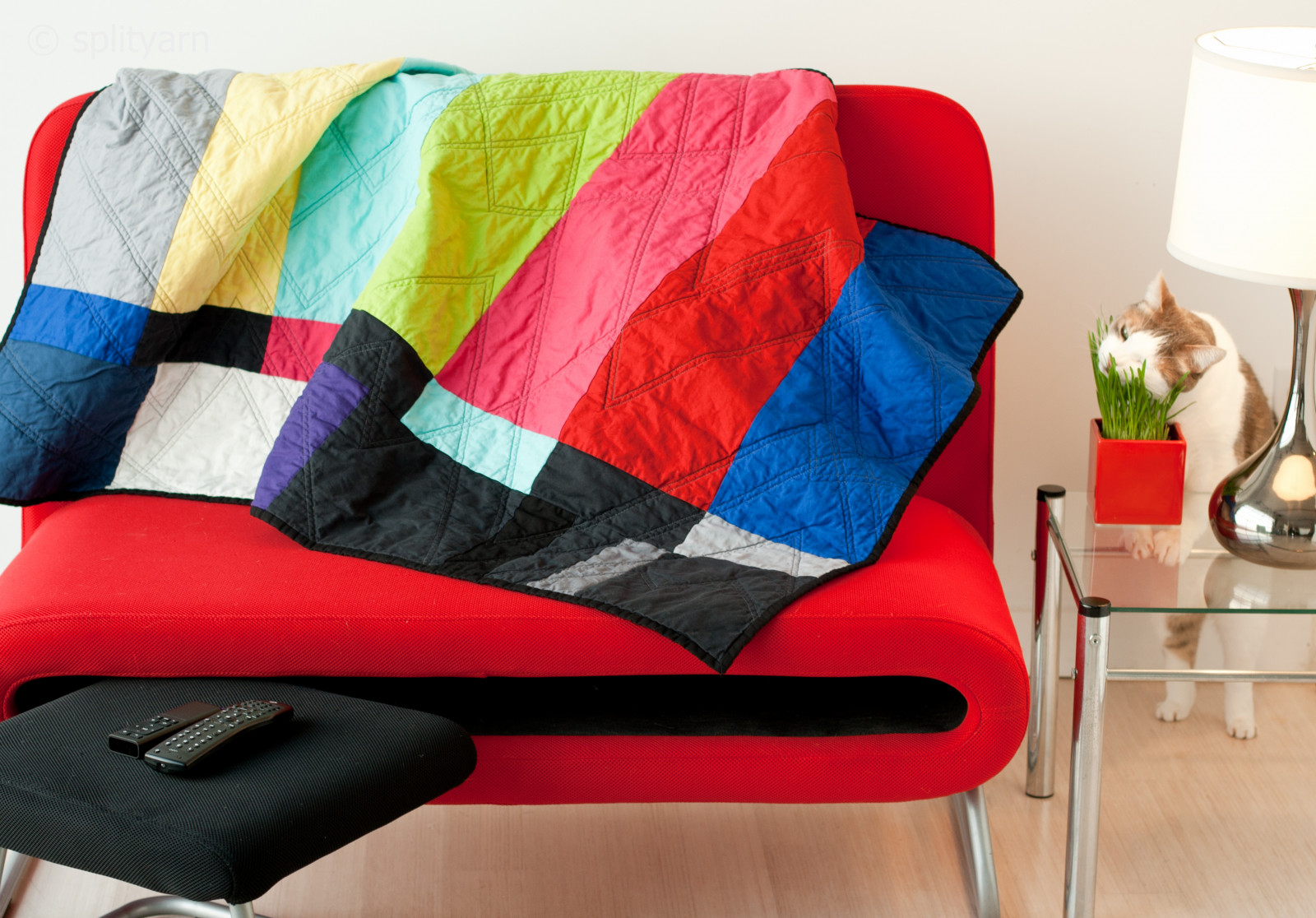 rød, fjernsyn, dyne, syning, sofa, quiltning, FO, testpattern, catgrass, teek, splityarn, konacotton, shootit, tvpartytonight, carostock