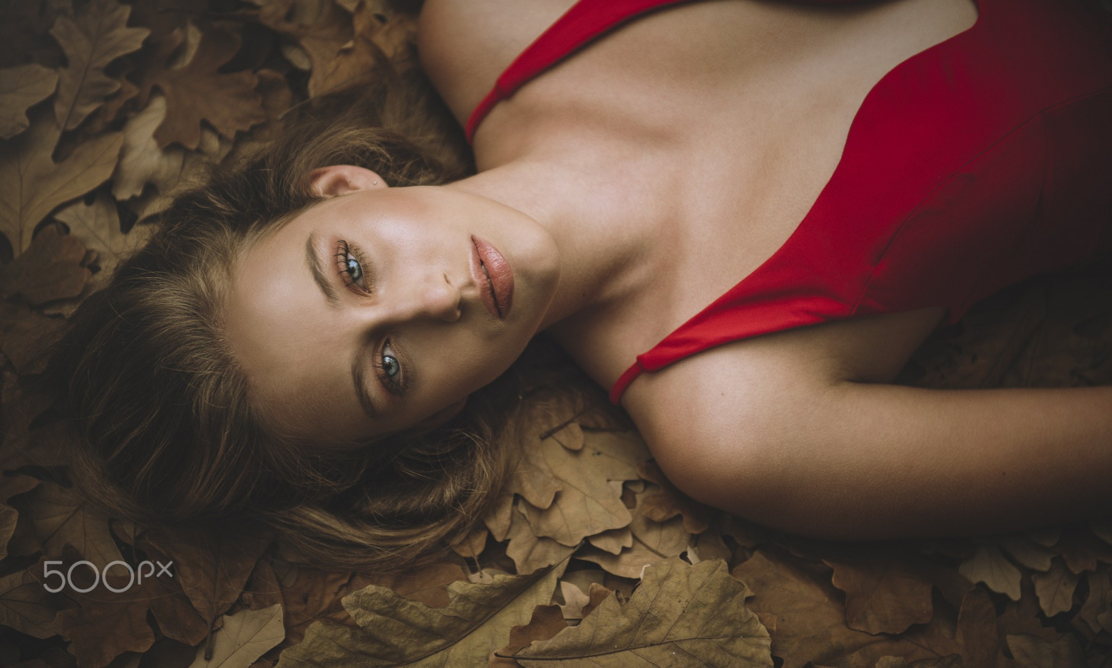 listy, ženy, 500px, model, portrét, blondýnka, při pohledu na diváka, Červené, fotografování, výstřih, Osoba, kůže, oblečení, dívka, krása, žena, ruka, dáma, prst, smysl, obraz, focení, umění model, břicho, Lidské tělo, orgán