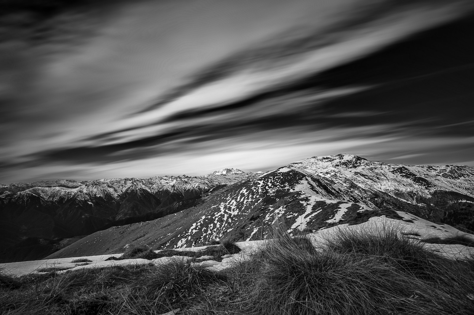 krajina, bílý, Černá, hory, černobílý, Itálie, Skála, Příroda, tráva, nebe, sníh, fotografování, mraky, filtr, atmosféra, Nikon, úhel, světlo, Černý a bílý, longexposure, nd, dlouho, expozice, široký úhel, neutrální, hustota, mrak, Tamron, NIKKOR, hora, 10, Pohled, široký, divoký, Italia, cielo, úžasný, tma, montagne, bianco, nero, monocromo, BNW, ngc, Hoya, d90, biancoenero, E, mld, 24, neve, alpi, paesaggio, 10mm, nuvole, piemonte, atmosférický jev, Černý a bílý, monochromatické fotografování, horských reliéf, 1024, erba, Esposizione, nd400, Lunga, tamron1024, grandangolo, APLS