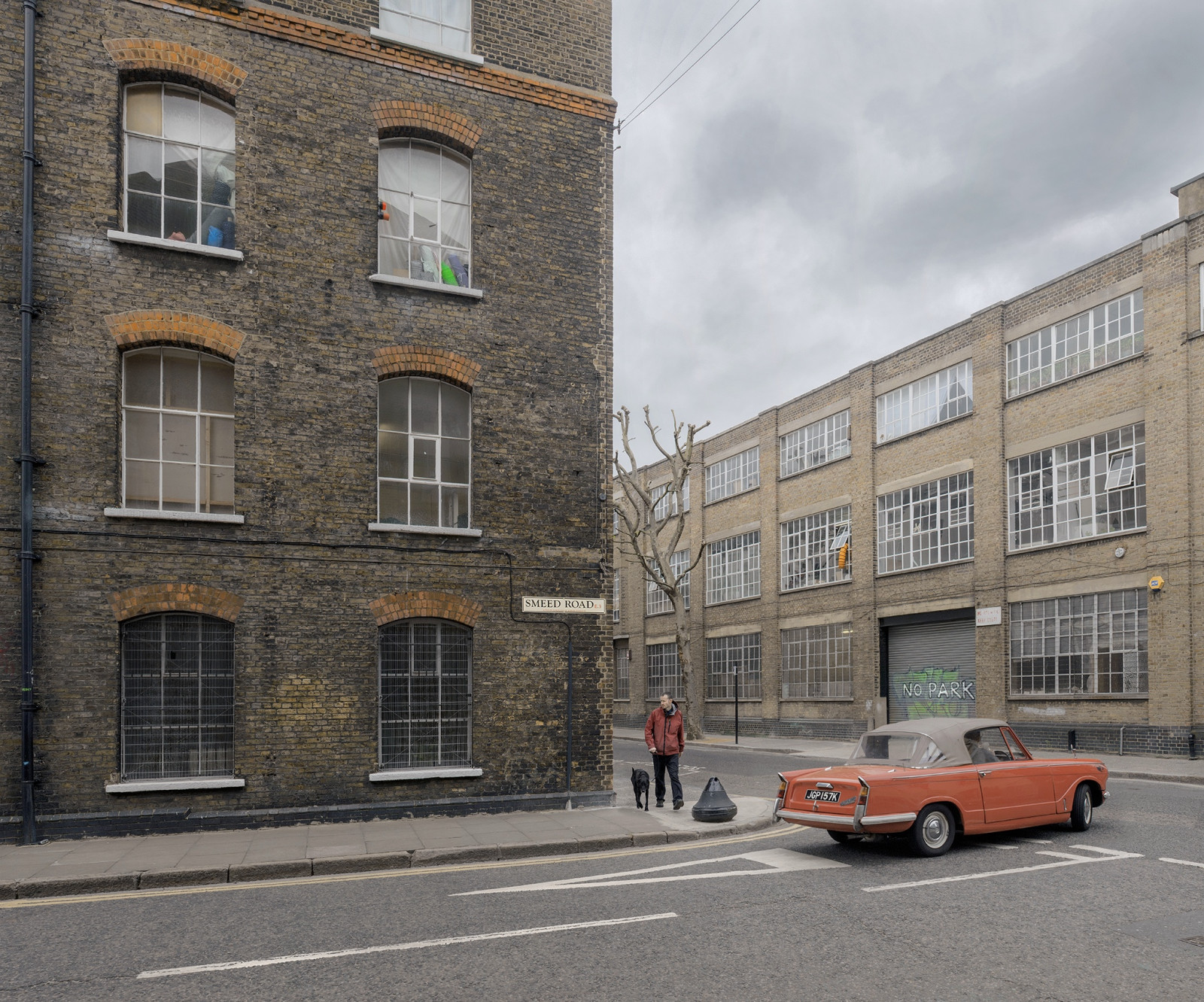 Londýn, okno, město, ulice, panoráma města, auto, budova, Červené, cihly, silnice, Dům, Pes, město, Nikon, osamělost, Řidič, Studio, kanál, limuzína, opuštěnost, majetek, UMĚNÍ, E3, východní, muž, barva, spojení, pouliční život, chodci, byt, kondominium, olympijský, archiv, opotřebovat, D200, londonstreets, východní konec, odcizení, londonist, towerhamlets, industrialwasteland, chrisdorleybrown, fasáda, E9, bloky, sousedství, obytný prostor, luxusní vůz, rodinný vůz, kompaktní vůz, vlastnictví, nemovitost, smíšené využití, červená cihla, Triumphherald