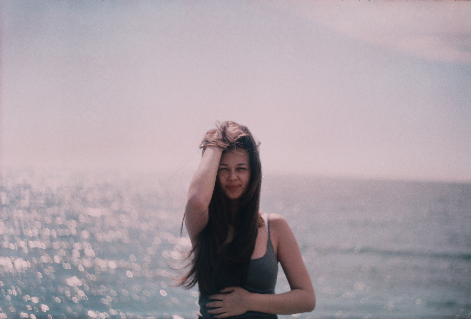 slunečnímu záření, Černá, model, portrét, ruce, západ slunce, moře, voda, bruneta, nebe, venku, fotografování, pláž, šaty, modrý, ráno, vlny, slunce, vítr, horizont, Slunný, emoce, jaro, Osoba, Sochi, romantika, západ slunce, dívka, krása, sezóna, usměj se, dívky, žena, ruka, pobřeží, modrá obloha, fotografie, film, chloupky, portret, zenitet, sooc, portrétní fotografie, focení, Černé moře, smileer