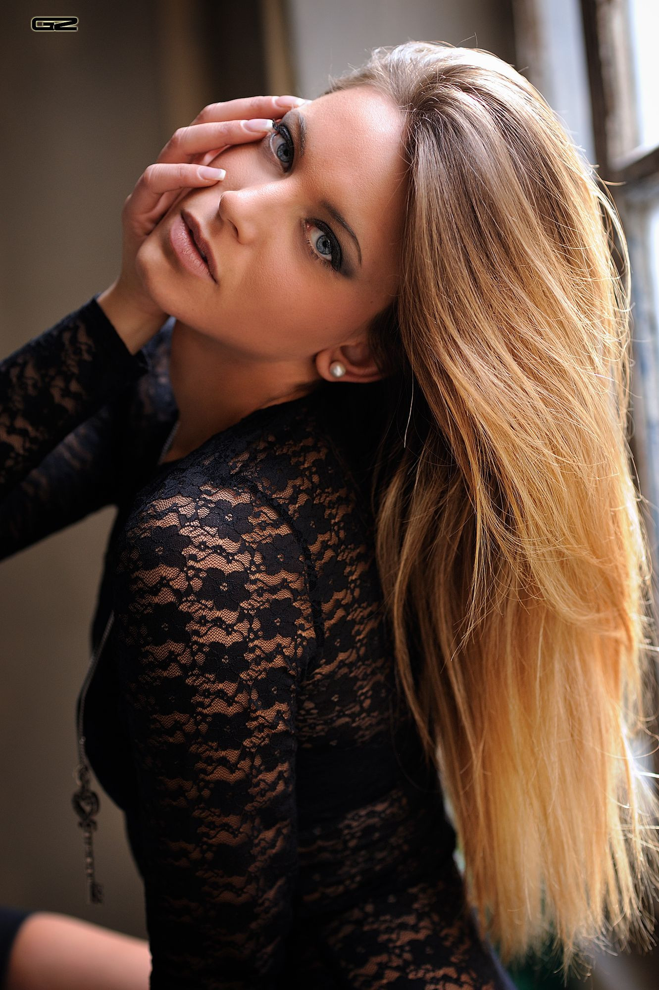 Giovanni Zacche, ženy, blondýnka, dlouhé vlasy, rovné vlasy, při pohledu na diváka, makeup, oční stíny, oční linky, dlouhé nehty, rukou na obličej, šaty, vidět skrz oblečení, černé oblečení, spodní prádlo, podprsenka, šperky, náušnice, korále, náhrdelník