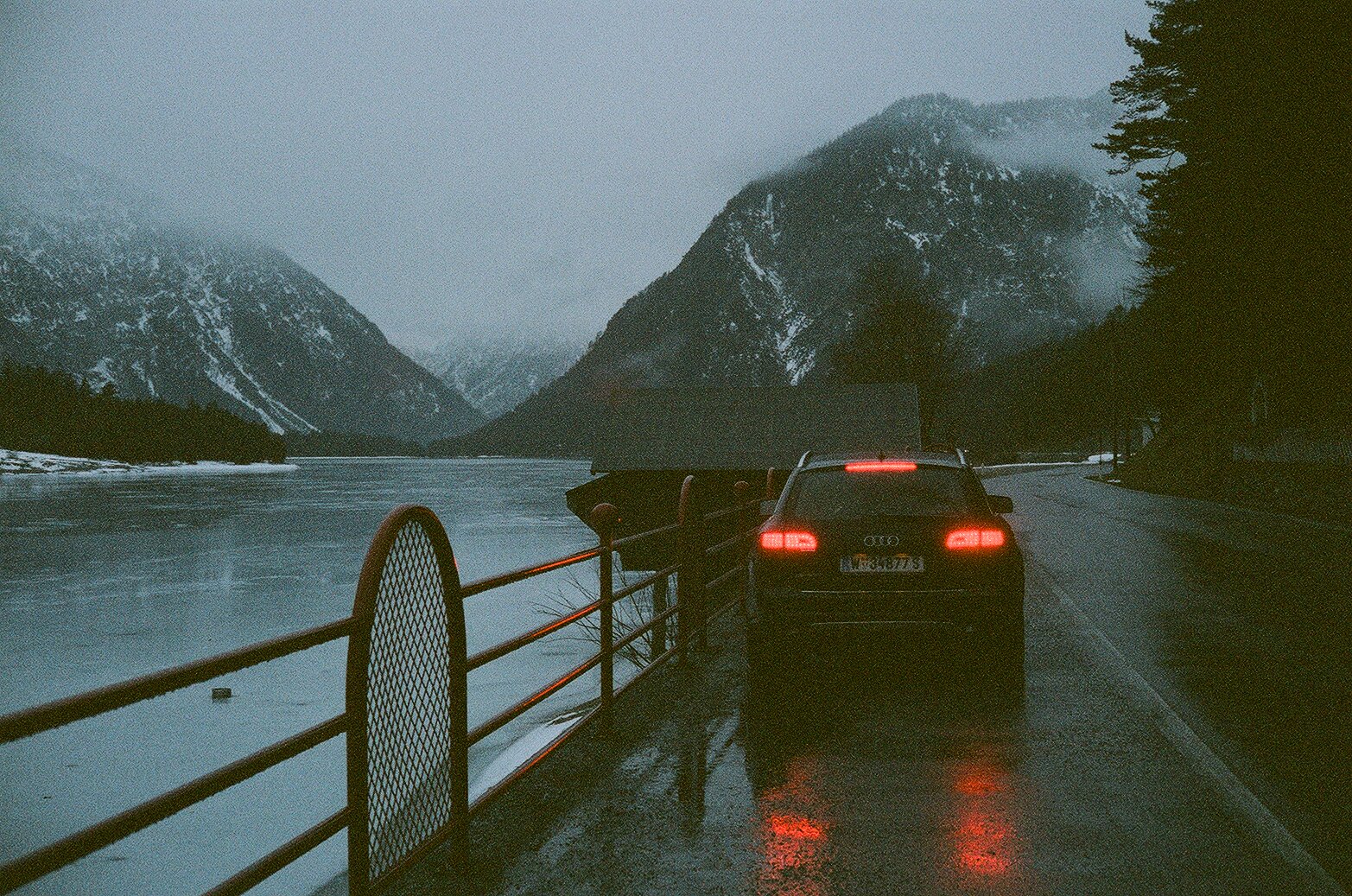 krajina, hory, jezero, voda, Příroda, auto, odraz, nebe, sníh, zima, silnice, led, Studený, řeka, fjord, obilí, audi, Rakousko, Alpy, 35MM, Přátelé, fotoaparát značky kodak, vybledlý, Tyrolsko, dovolená, Lyže, mrak, strom, hora, zamrzlý, dovolená, cestování, analogový, film, výlet, filmisnotdead, tirol, prošlý, portra, ishootfilm, YASHICA, dálkoměr, believeinfilm, vysočina, jezero, pohoří, ledová landform, shootfilm, Electro35