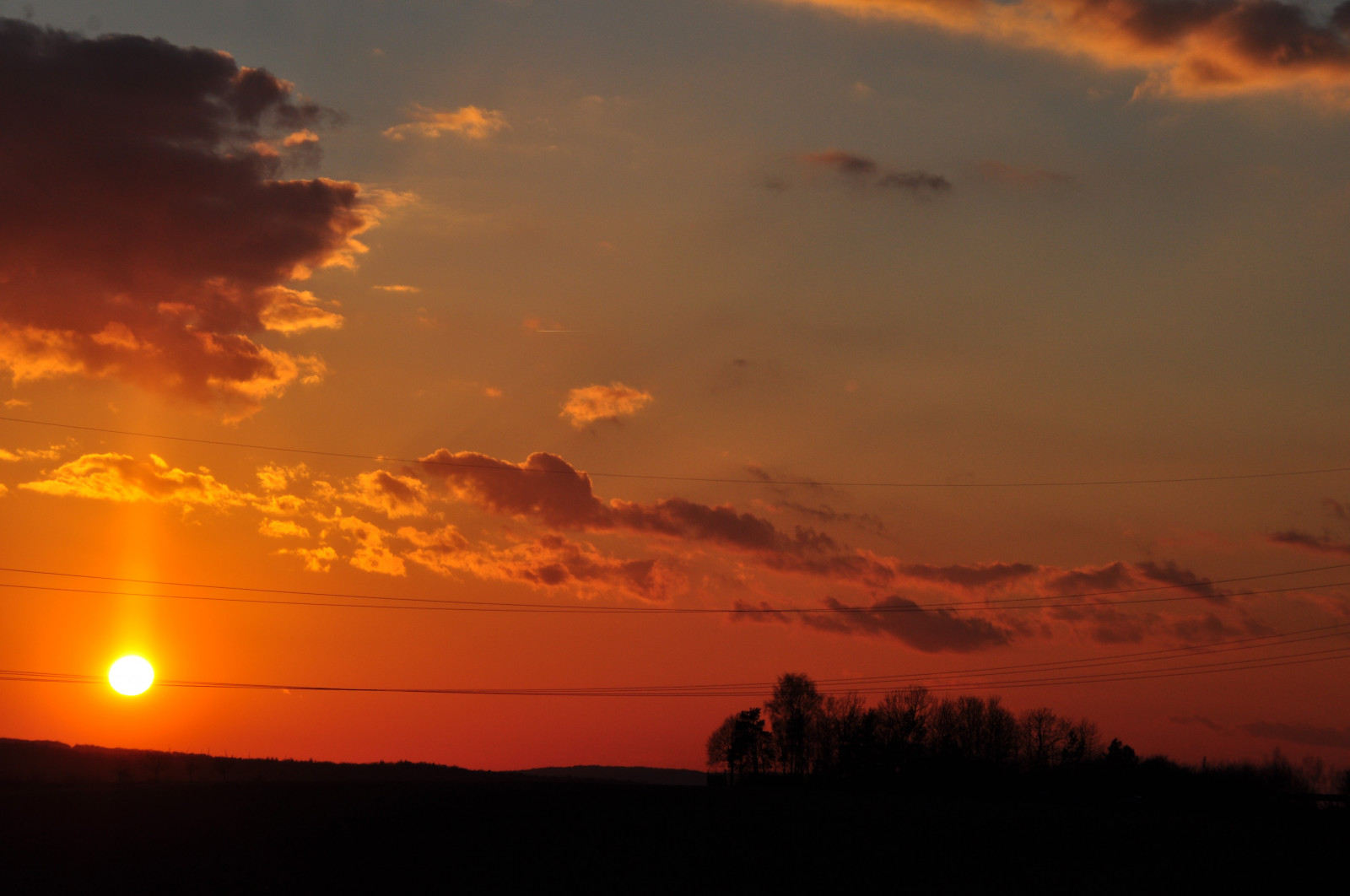 auringonvalo, tumma, auringonlasku, mäki, taivas, pilviä, auringonnousu, ilta, aamu, Aurinko, horisontti, ilmapiiri, hämärä, sähkölinjat, pilvi, valjeta, ilmakehän ilmiö, iltarusko, punainen taivas aamulla