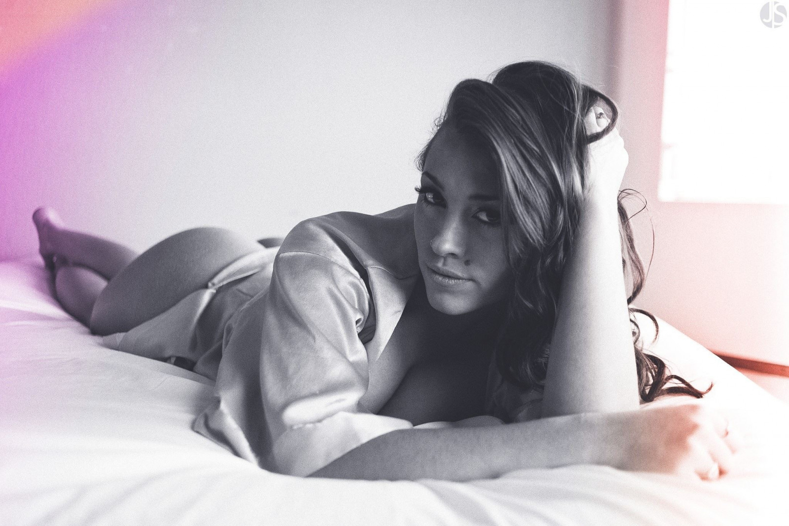 model, osel, sedící, fotografování, černé vlasy, pusa, zadní, emoce, Osoba, romantika, dívka, krása, oko, žena, ruka, dáma, noha, smysl, obraz, Černý a bílý, monochromatické fotografování, lidských pozice, portrétní fotografie, focení, umění model, interakce, lidská činnost