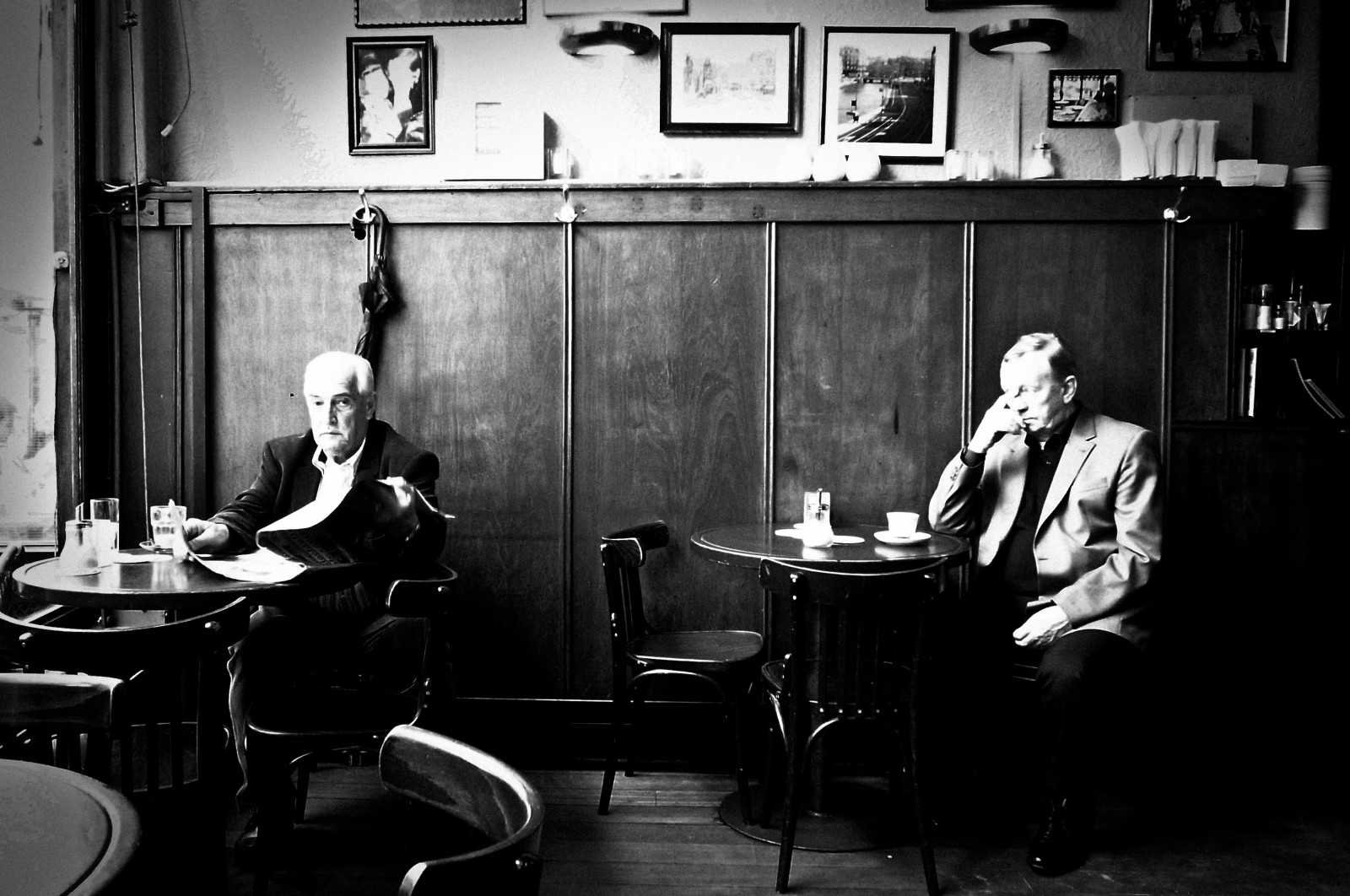 Černá, hudba, Černý a bílý, fotografování, session musician, hudebník, musical instrument accessory, monochromatické fotografování, stůl, tma, Zvuk, černobílý, konverzace, hudební nástroj, Film noir, strunný nástroj