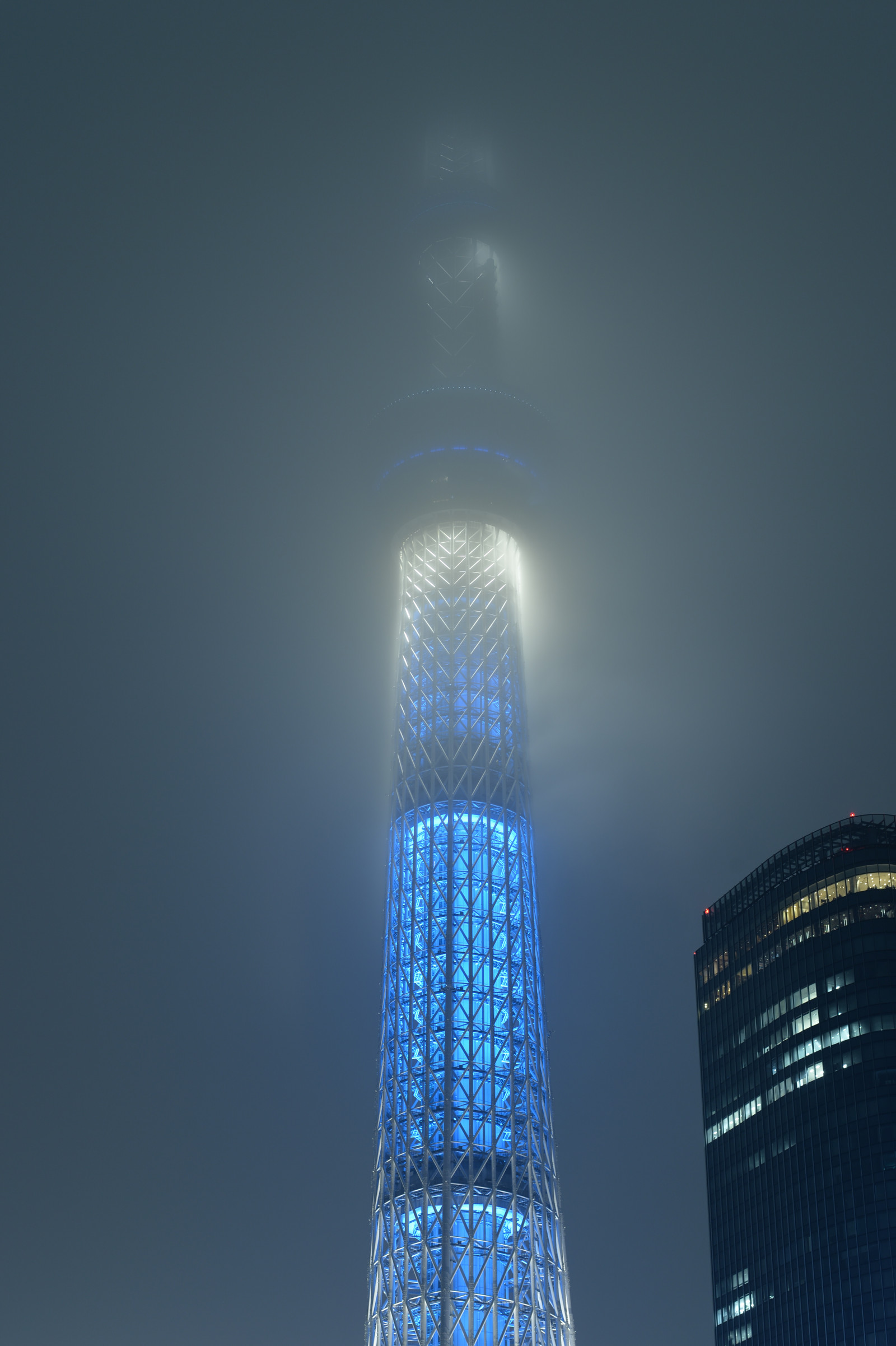 Japonsko, panoráma města, noc, architektura, odraz, nebe, symetrie, mrakodrap, modrý, věž, Nikon, Tokio, jp, Skytree, světlo, NIKKOR, osvětlené, osvětlení, osvětlení, iki, mezník, Tokyo Sky Tree, df, afs58mmf14g, afsnikkor58mmf14g, Atmosféra Země, panelový dům