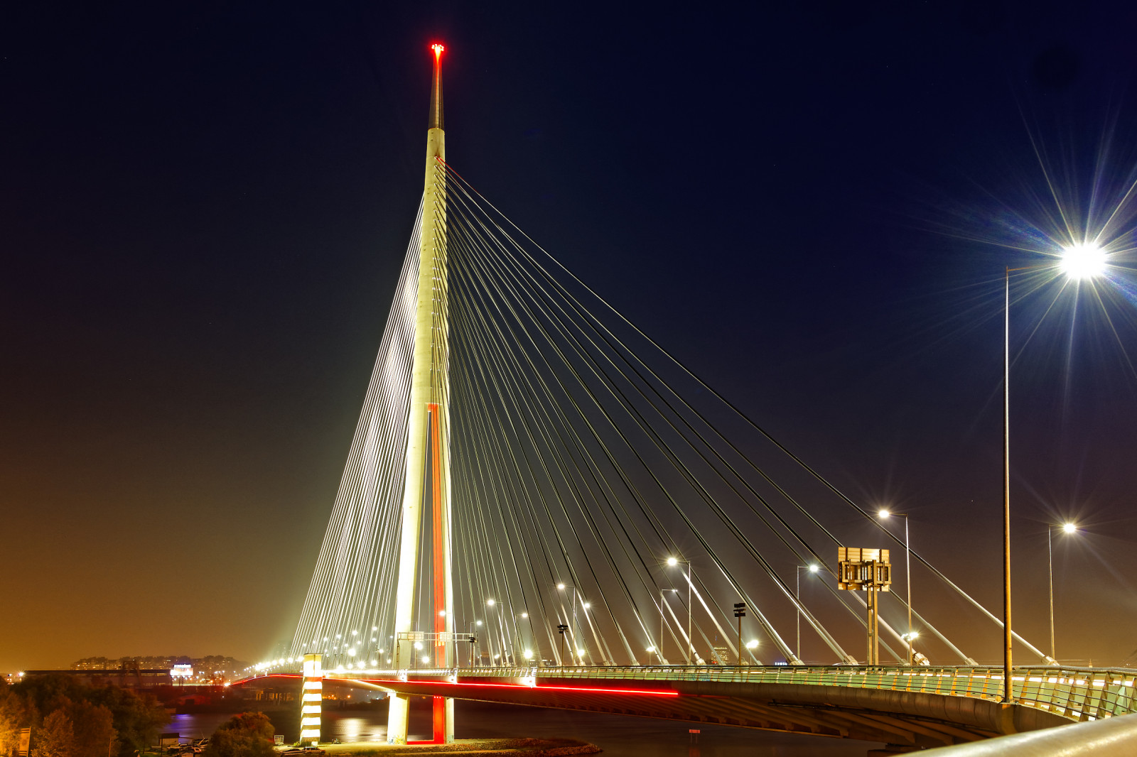 bro, skråstagsbro, milepæl, hovedstadsområde, himmel, nat, fixed link, bybilledet, lys, byområde, metropol, belysning, hængebro, extradosed bridge, by, dagtimerne, gadebelysning, aften, skumring, tårn, skyway