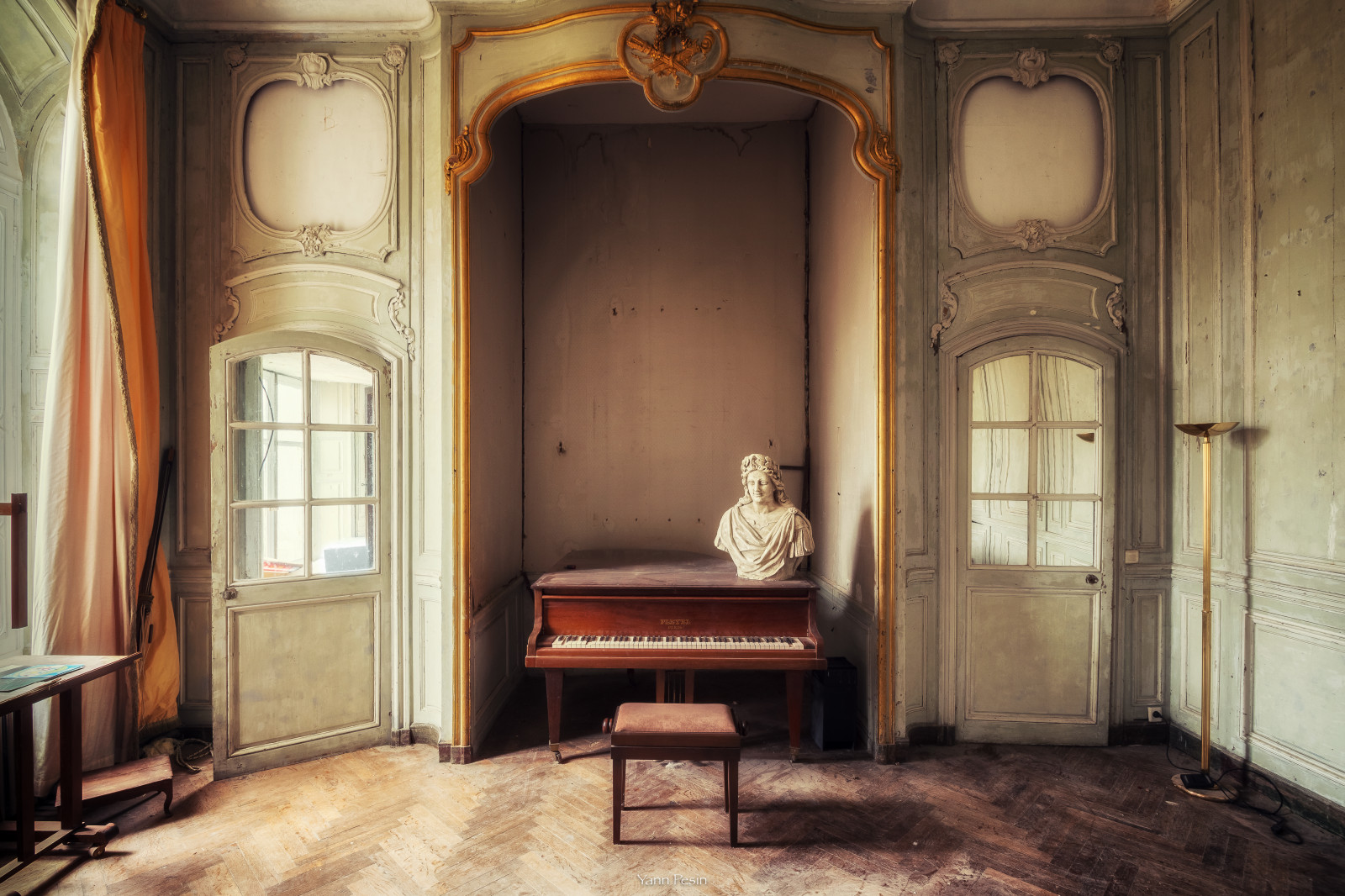 vindue, arkitektur, by-, bygning, forladt, tabel, træ, stol, slot, kolonne, dør, Indretning, henfald, udforskning, kapel, slot, Urbex, ejendom, hal, hjem, møbel, glemt, ue, abandonn, byområde, glemsel, oubli