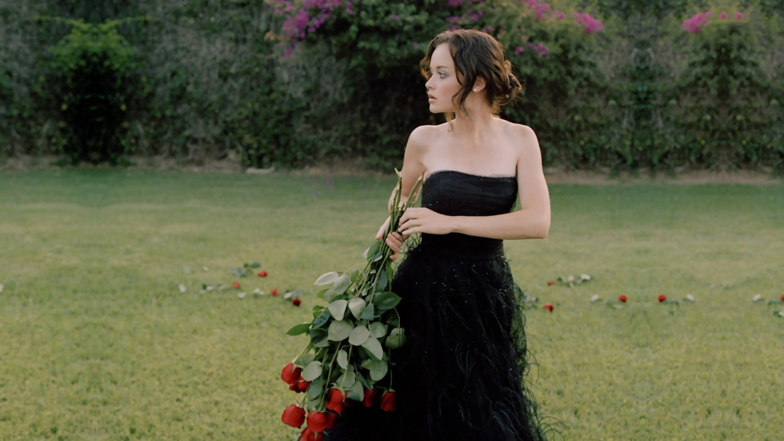 ženy venku, ženy, model, květiny, černé šaty, modré oči, bruneta, holá ramena, tráva, černé oblečení, herečka, šaty, zelená, sukně, móda, růže, Alexis Bledel, romantika, květ, krása, žena, dáma, nevěsta, talár, portrétní fotografie, focení, obřad