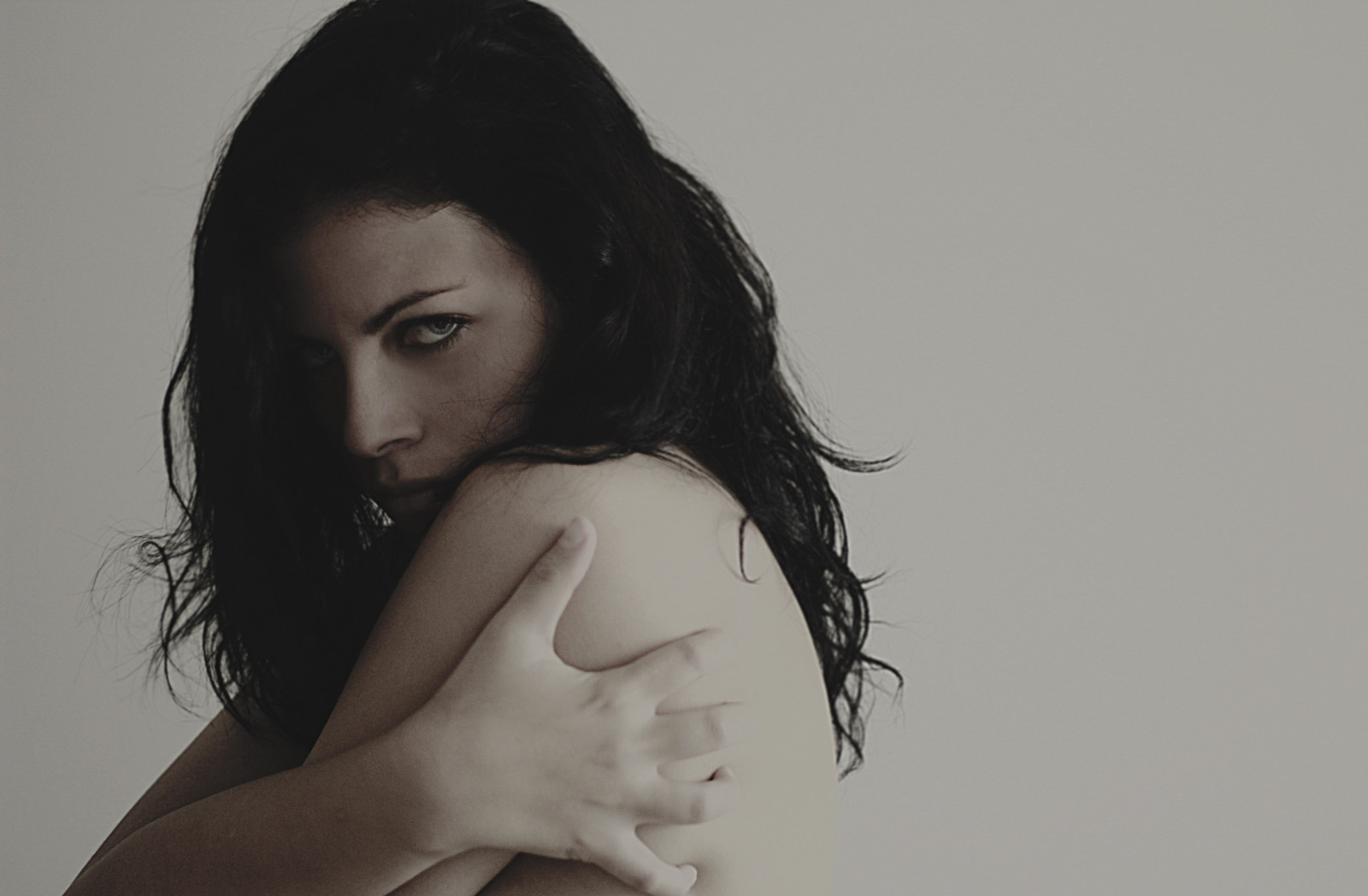 tvář, Černá, ženy, model, portrét, jednoduché pozadí, ruce, dlouhé vlasy, fotografování, černé vlasy, vlasy, pusa, Osoba, hlava, dívka, krása, oko, žena, ruka, dáma, smysl, obraz, účes, Černý a bílý, monochromatické fotografování, focení, hnědé vlasy, umění model, Lidské tělo, orgán, zblízka, interakce