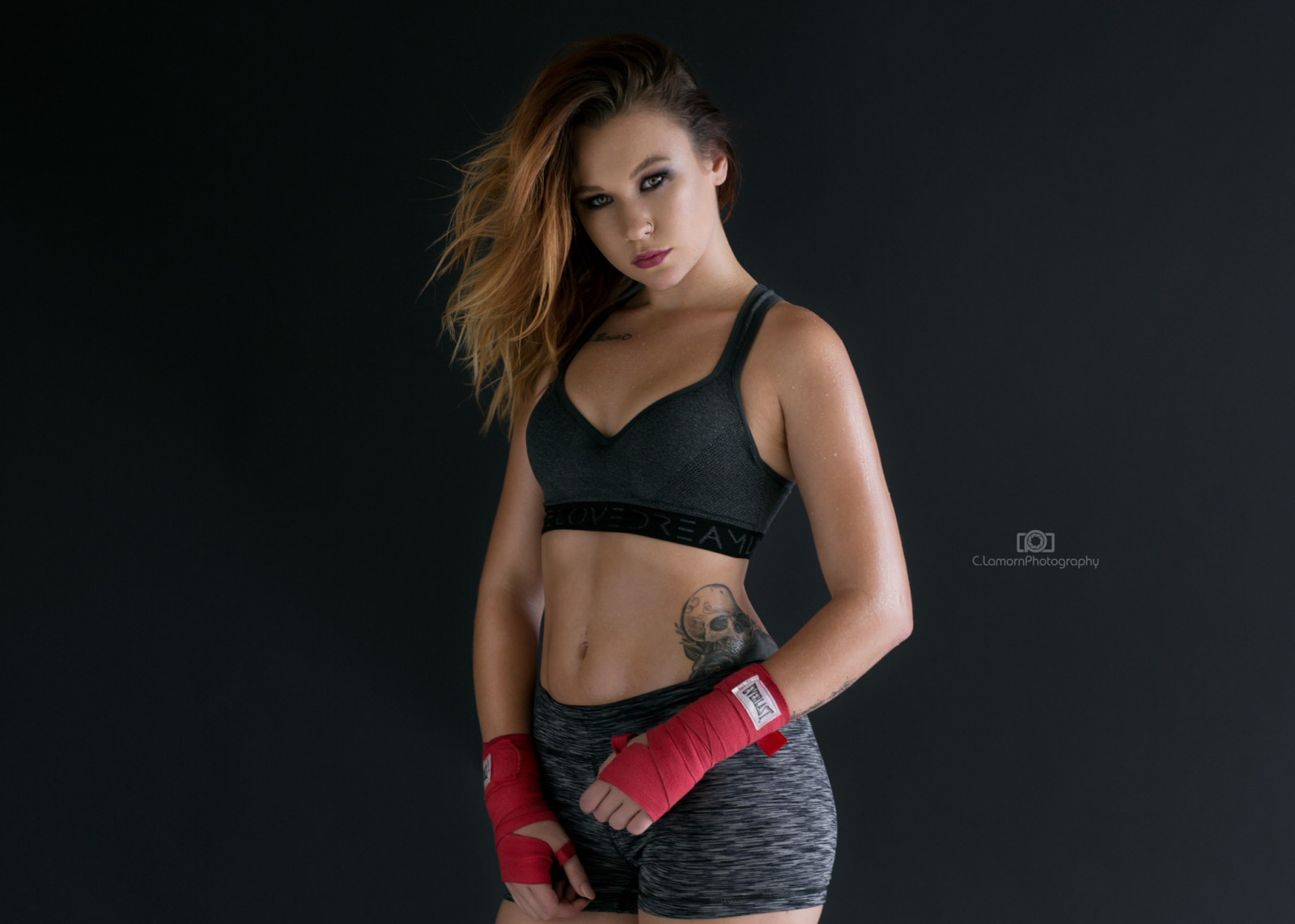 zdatnost, zdraví, cvičení, jóga, boxer, sportovní, clamorn, Středozápad, cvičení, šortky, podprsenka, výstřih, ruka, zábaly, bojovník, vlasy, oči, rty, křivky, tvar, přírodní, světlo, ženský, dívky, modely, Černá, bílý, Červené, blondýnka, krása, potit se, mokrý, kapání, roztrhl, tónovaný, sexy, horký, tělo, Kánon, 85mm, 12