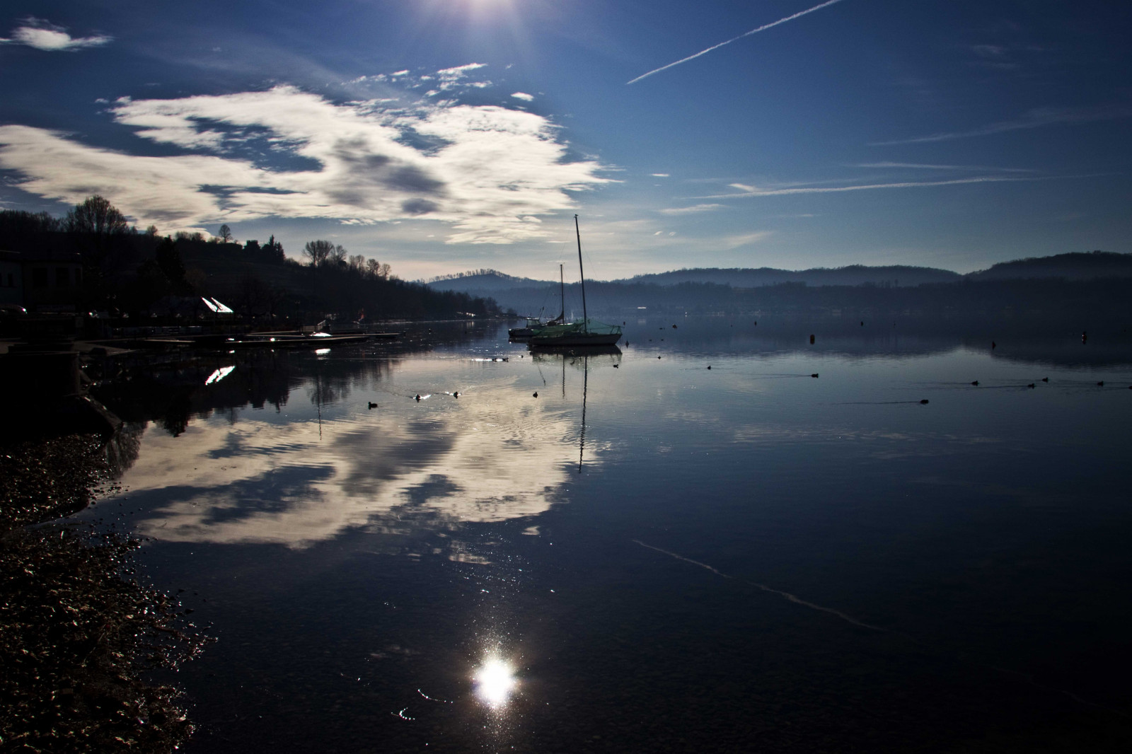 เบา, ท้องฟ้า, ดวงอาทิตย์, ทะเลสาบ, น้ำ, เมฆ, การสะท้อน, เรือ, lago, ทัศนียภาพ, nuvole, Barche, ปิโอมอน, Cielo, เพียงผู้เดียว, acqua, Biella, riflessi, paesaggi, Viverone, contoluce, mat56