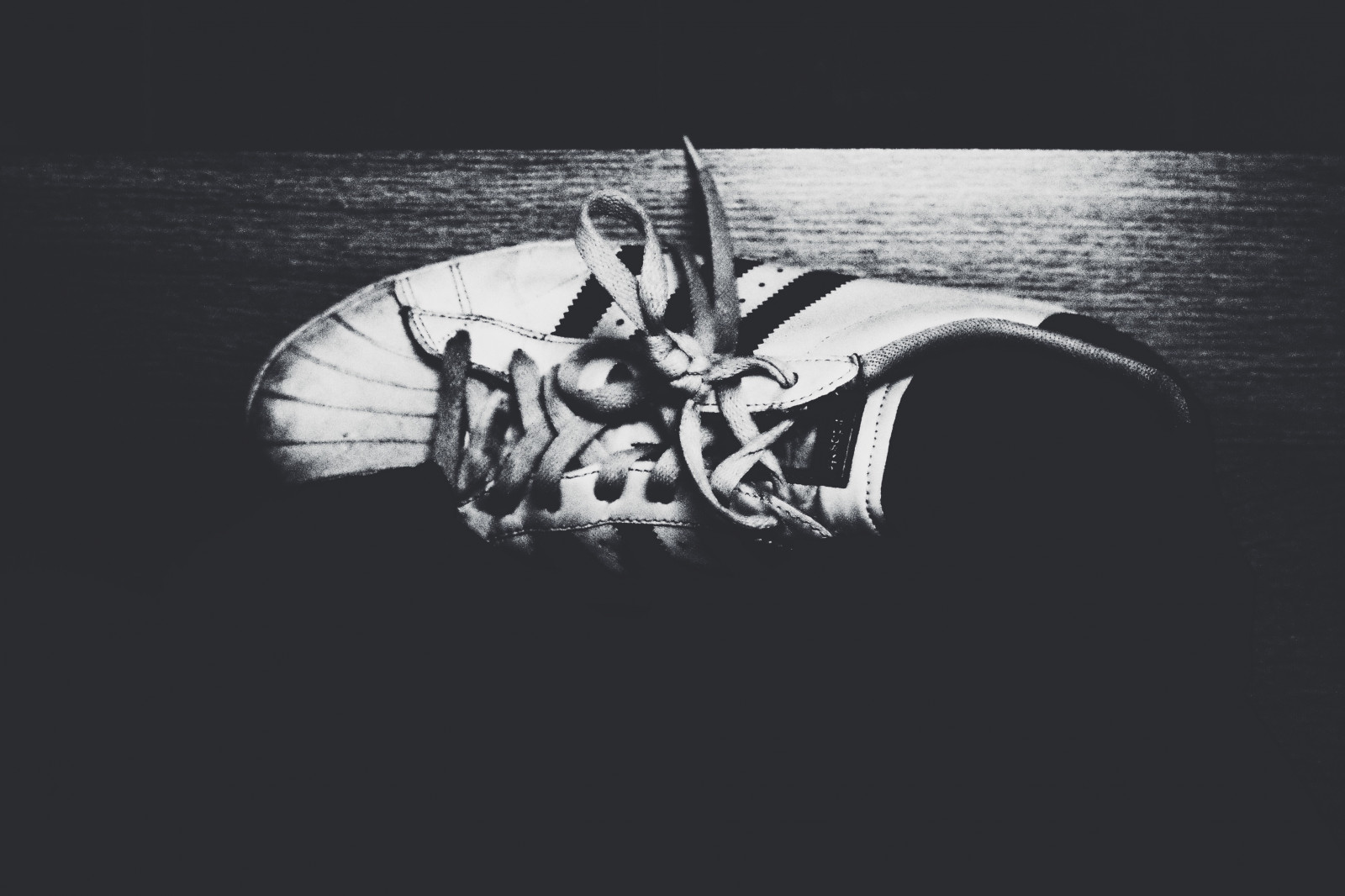 černobílý, temný, voda, fotografování, dřevo, lavice, adidas, špína, textura, obuv, tenisky, výše, tělesné, jazyk, opotřebovaný, tělocvična, křídlo, momentka, grafika, počítač tapeta, Černý a bílý, monochromatické fotografování, font, tkaničky, šatna, trenéři, šití