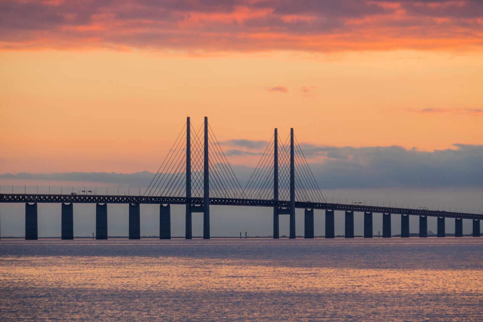 luce del sole, tramonto, mare, acqua, riflessione, cielo, Alba, orizzonte, sera, mattina, costa, ponte, orizzonte, molo, crepuscolo, Bro, nube, alba, oceano, onda, solnedg ng, resundsbron, vatten, HAV, Malmo, Sibbarp, fenomeno atmosferico, ultimi bagliori, struttura nonbuilding