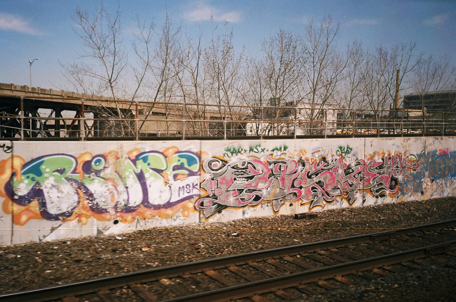 dráha, grafiti, železniční doprava, stěna, doprava, urban area, vozidlo, UMĚNÍ, nástěnná malba, pouliční umění, železniční vůz, strom, kolejová vozidla, plocha, silnice, nebe, rostlina, auto