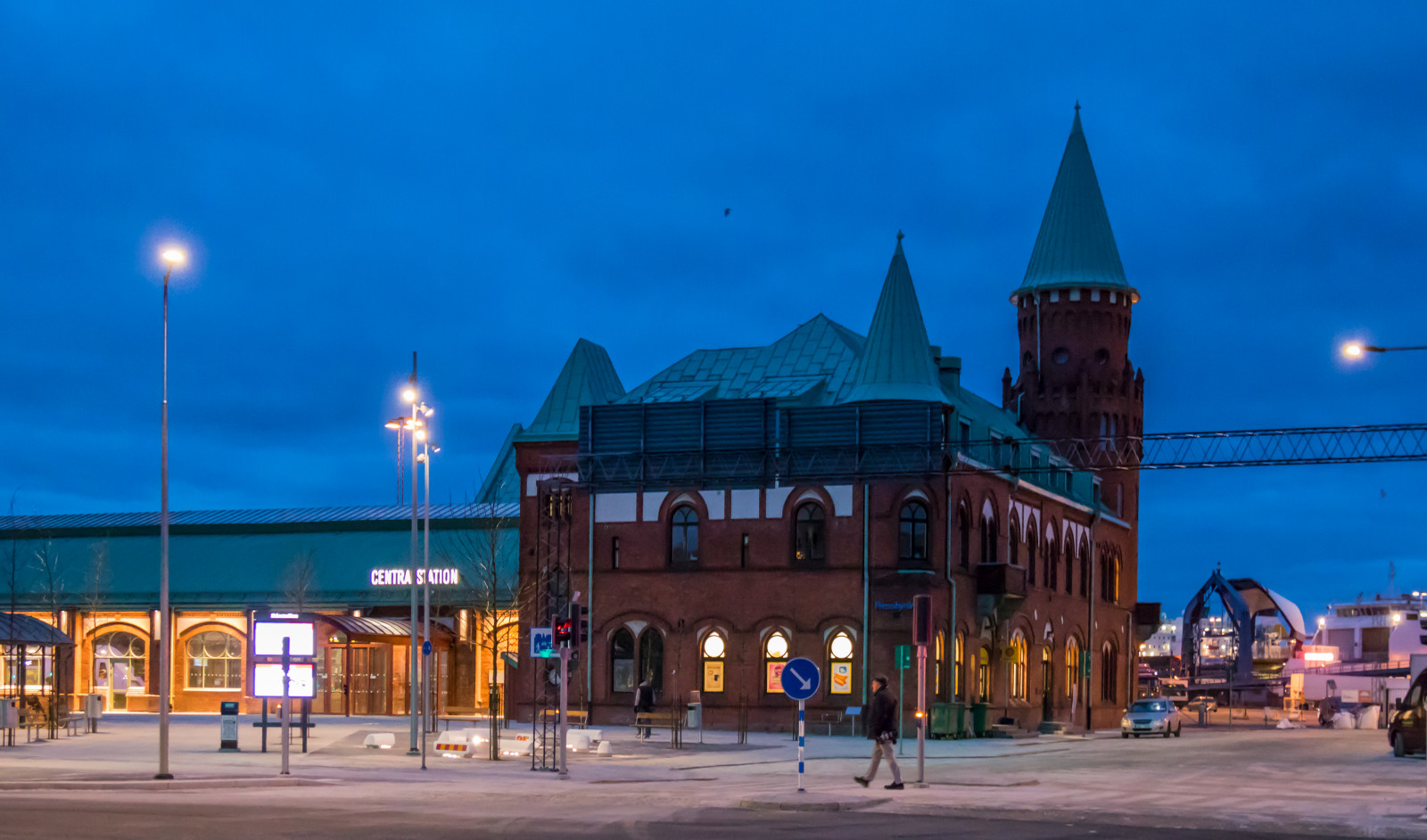 město, panoráma města, noc, architektura, budova, večer, město, soumrak, náměstí, centrum, bluehour, architektura, byggnad, centrální stanice, vlakové nádraží, Trelleborg, náměstí, bl timmen, Centralstationen, trelleborgc, mezník, lidské osídlení