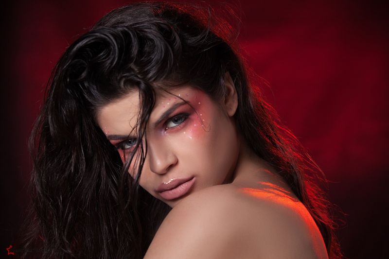 ženy, model, portrét, dlouhé vlasy, tvář, jednoduché pozadí ženy, model, portrét, dlouhé vlasy, tvář, jednoduché pozadí