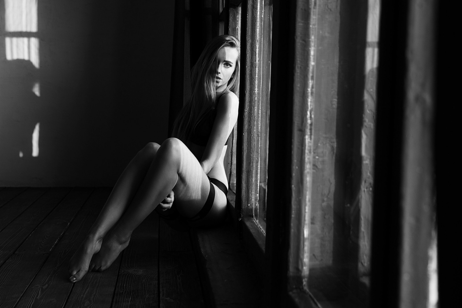 bílý, Černá, ženy, černobílý, model, blondýnka, okno, sedící, fotografování, spodní prádlo, emoce, černé podprsenky, černé kalhotky, Marie Kirilenko, krása, ruka, tma, smysl, Černý a bílý, monochromatické fotografování, lidských pozice, focení, Film noir, umění model
