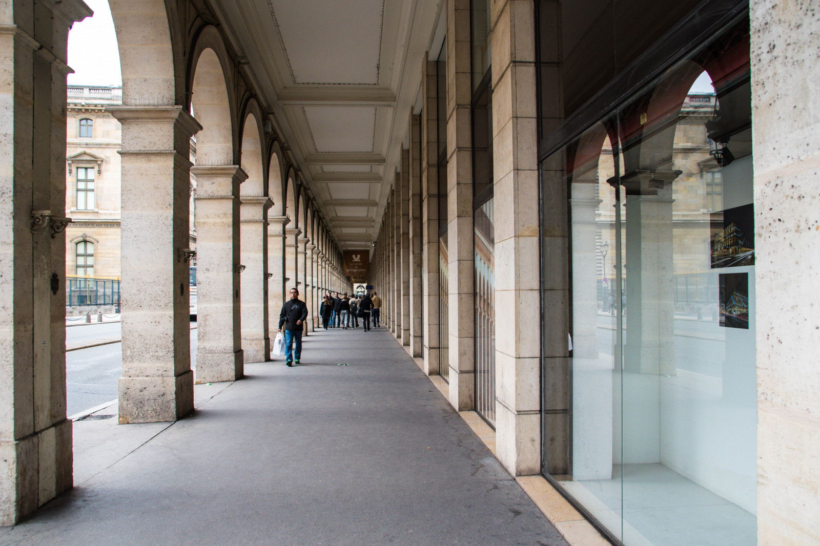 by, gade, arkitektur, vej, symmetri, kolonne, Frankrig, bue, Paris, museum, arkade, struktur, gyde, Euorpe, ledefrance, Frankrike, fr, louvremuseum, mus edulouvre, louvrepyramid, hal, facade, byområde, turistattraktion, oldtidshistorie