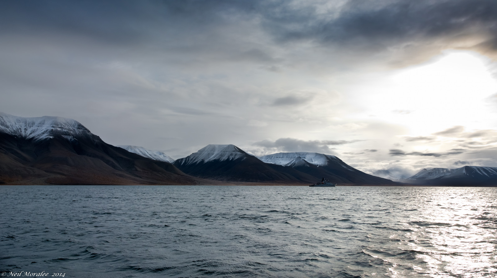 sollys, landskab, bjerge, skib, båd, mørk, hav, bakke, sø, vand, himmel, sne, vinter, berolige, Norge, morgen, bølger, kyst, horisont, fjorden, Nikon, Arctic, kystlinje, Fryser, sejlads, lyd, sø område, Sky, træ, bjerg, ocean, afstand, D7100, neil, moralee, highland, loch, Svalbard, bjergkæde, det arktiske Ocean, iskold landskabsform, meteorologisk fænomen, faldt, neilmoralee, Spitsbergen, Longyearbyen, svalbardnorwaylongyearbyenneilmoralee, cpuds, coastal and oceanic landforms
