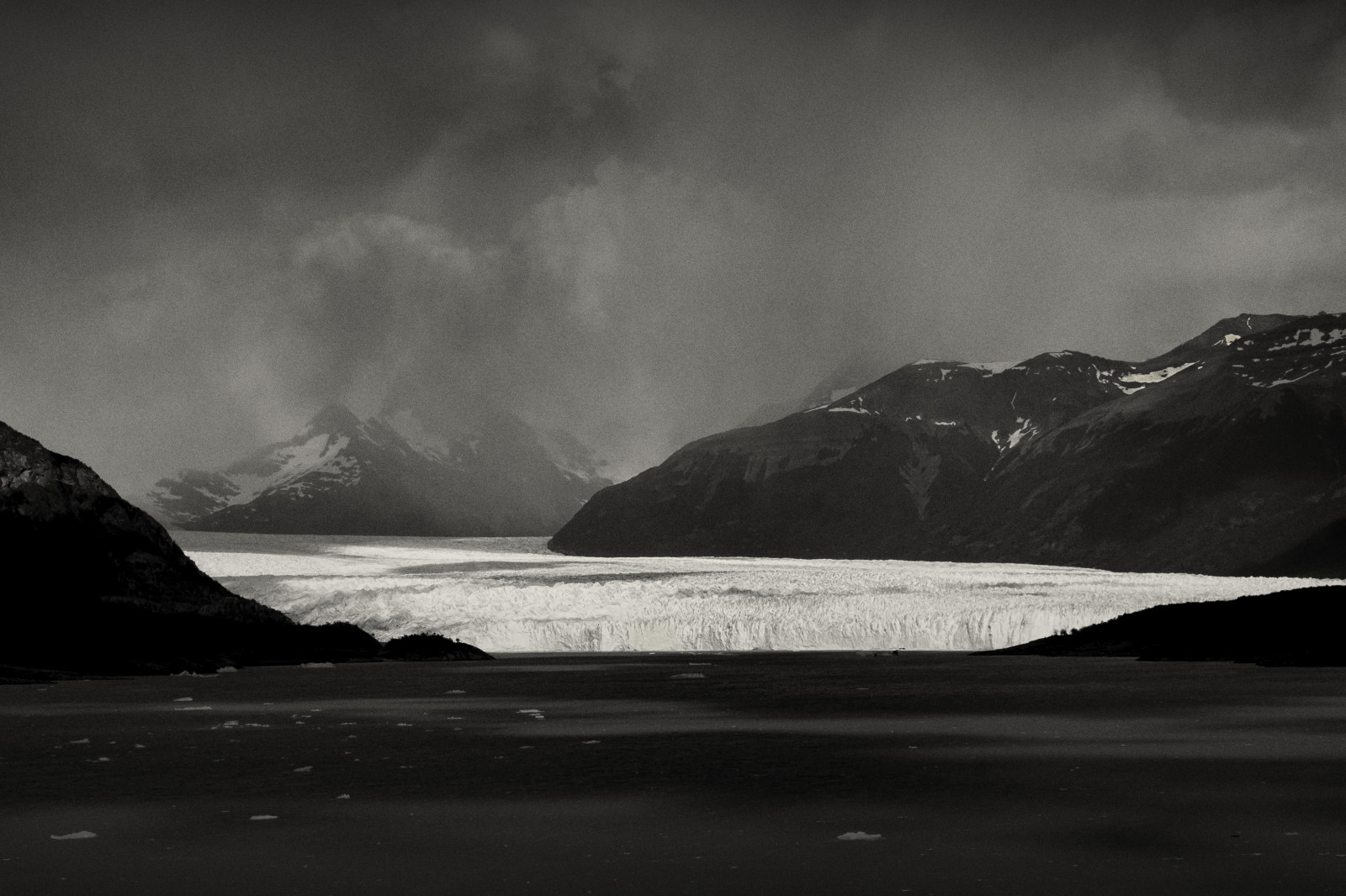 สีขาว, ดำ, Photoshop, ขาวดำ, ทะเล, ทะเลสาบ, น้ำ, หิน, ธรรมชาติ, การสะท้อน, หิมะ, การถ่ายภาพ, เมฆ, น้ำแข็ง, ชายฝั่ง, แสงจันทร์, ขอบฟ้า, ฟยอร์ด, พลบค่ำ, เงิน, lightroom, เมฆ, ภูเขา, สภาพอากาศ, รุ่งอรุณ, มหาสมุทร, คลื่น, มือโปร, ความมืด, ธารน้ำแข็ง, ทะเลสาบ, ปรากฏการณ์บรรยากาศ, ดำและขาว, ถ่ายภาพขาวดำ, ลักษณะภูมิประเทศที่เป็นภูเขา, efex, lifschitz