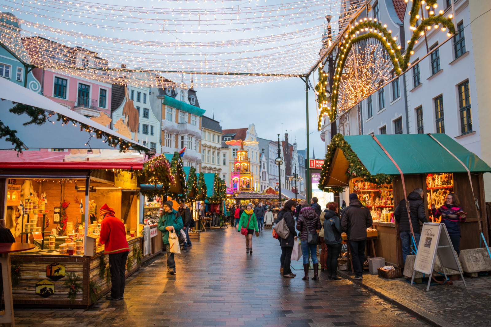 město, ulice, silnice, Cestovní ruch, Německo, město, Vánoce, barva, cestovat, trh, Vánoce, vánoční trh, července, Německo, deutschland, Rostock, julmarknad, exif modelu canoneos760d, geocountry, Kamera aby kánon, geocity, Model fotoaparátu canoneos760d, geostate, geolocation, EXIF čočka efs18200mmf3556is, exif aby kánon, exif focallength 18mm, EXIF otvor 35, exif isospeed 640, weinachtsmarkt, bazar, lidské osídlení, sousedství, veřejný prostor