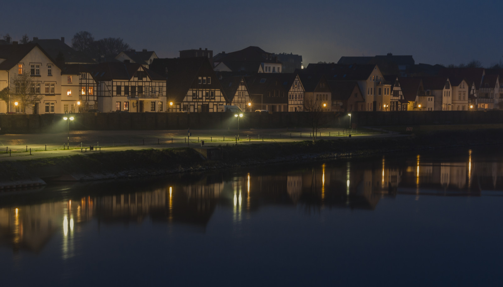 odraz, vodní, voda, noc, tělo z vody, nebe, řeka, večer, osvětlení, město, ráno, soumrak, svítání, jezero, Dům, uklidnit, horizont, panoráma města, majetek, banka, krajina, kanál, strom