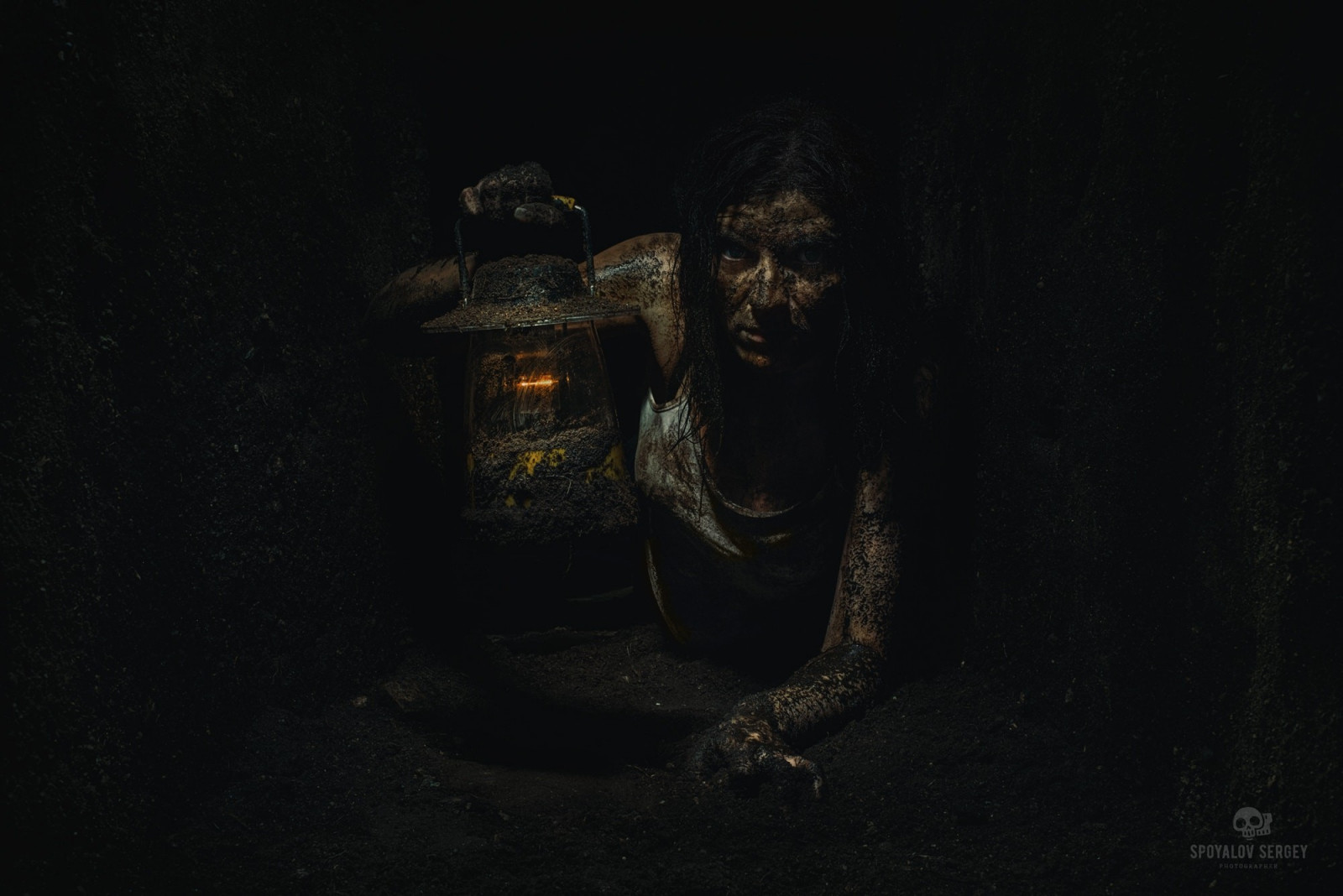 malování, ženy, 500px, noc, apokalyptický, lucerna, Sergej Spoyalov, špína, tma, Snímek obrazovky, počítač tapeta