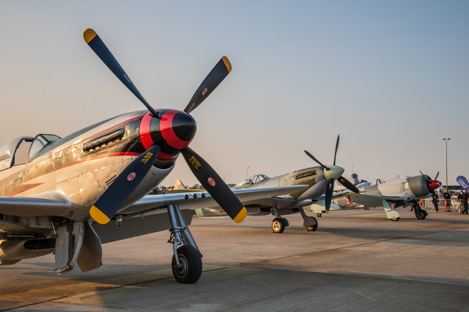 vozidlo, letoun, letadlo, vojenská letadla, plán, North American P 51 Mustang, Dánsko, Supermarine Spitfire, letectvo, Soumrak, Roskilde, Let, Curtiss P 40 Warhawk, skymning, Danmark, flygplan, letadlo, Airshow, letectví, exif modelu canoneos760d, geocountry, Kamera aby kánon, geocity, Model fotoaparátu canoneos760d, geostate, geolocation, EXIF čočka efs18200mmf3556is, exif aby kánon, EXIF isospeed 100, exif focallength 32mm, EXIF otvor 71, flyg, roskildeairshow, roskildeflygplats, flyguppvisning, Atmosféra Země, stíhací letoun, Airshow, Grumman F8F Bearcat, air racing, letecký motor, jednoplošník, vrtulové letadlo