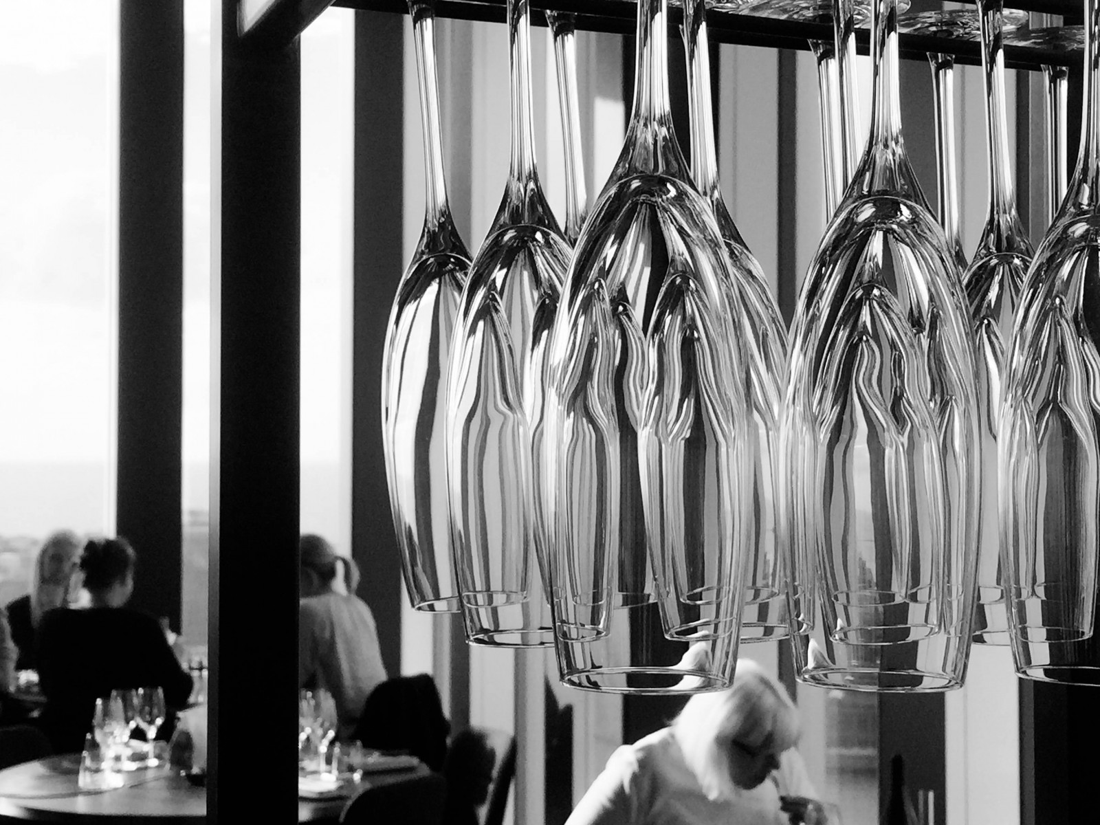 lidé, Černá, černobílý, brýle, pokoj, místnost, záclona, bar, restaurace, Švédsko, Vzhled interiéru, Pohled, Malmo, SkyBar, clarionhotel, polnice, kitchenandtable, malmhattan, Černý a bílý, monochromatické fotografování, výkladní skříň