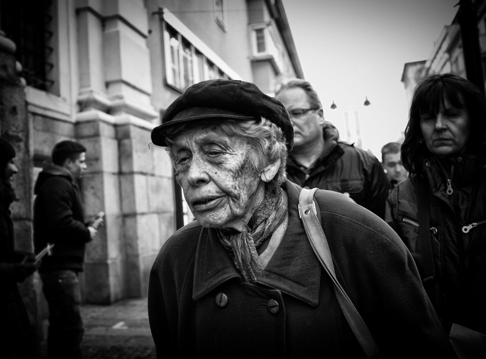 bílý, Černá, černobílý, portrét, ulice, brýle, silnice, fotografování, Sony, Rakousko, RX1R, infrastruktura, Linz, tělesné, usměj se, muž, člověk, styl, fotografie, dav, rx1, mužský, streetportrait, momentka, urban area, Černý a bílý, monochromatické fotografování, portrétní fotografie, vousy, sonyrx1, Oesterreich, Oberoesterreich, Grabner, grabnerfoto, Sonyrx1r, human behavior