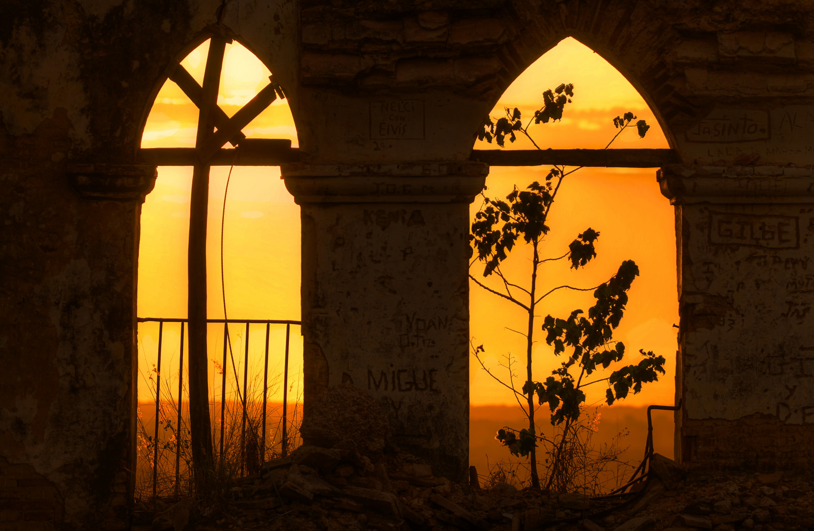 pouliční osvětlení, okno, západ slunce, noc, zřícenina, opuštěný, stěna, lucerna, žlutý, oranžový, oblouk, Kuba, světlo, osvětlení, tma, mokastet, svítidlo, Trinidad, Trinidaddekuba, Ermitadenuestrasenoradelacandelariadelapopa