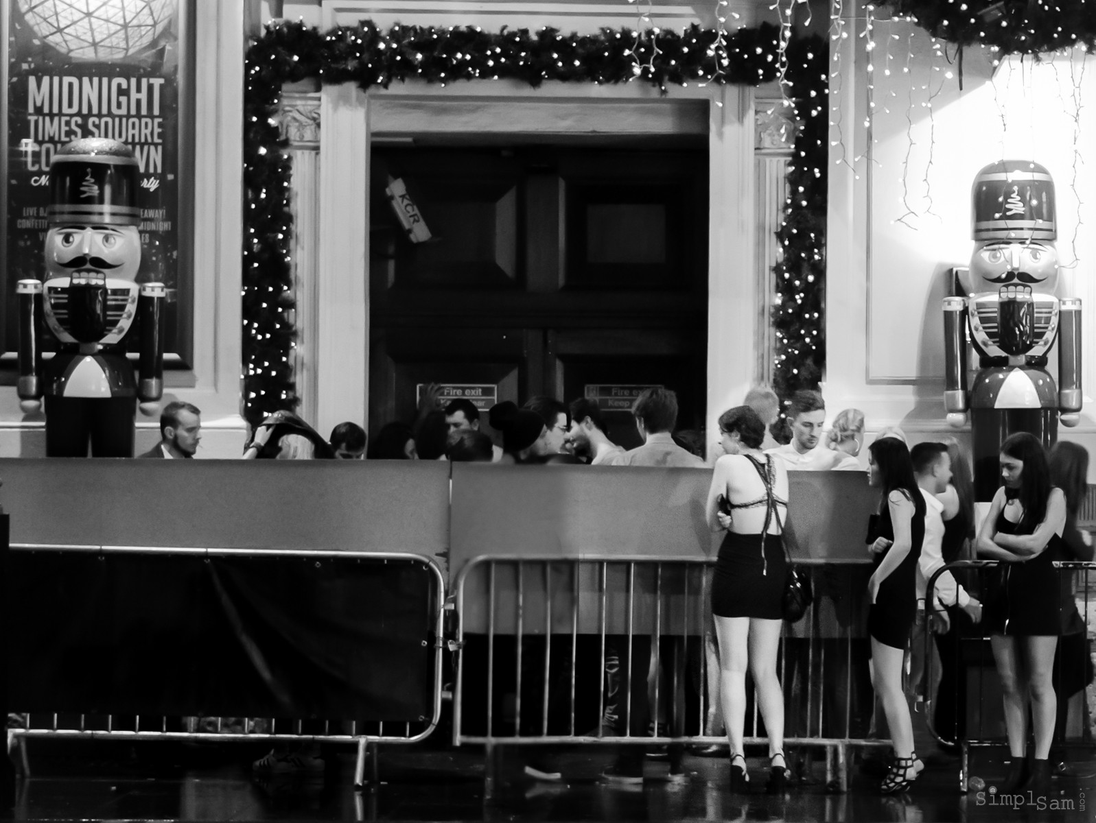 Vánoce, městský, hudba, žena, Londýn, dívka, klub, noc, stojící, disko, lumix, světla, ženy, boty, skupina, městský život, životní styl, Panasonic, malé černé šaty, černé šaty, krátká sukně, g7, mladí dospělí, realpeople