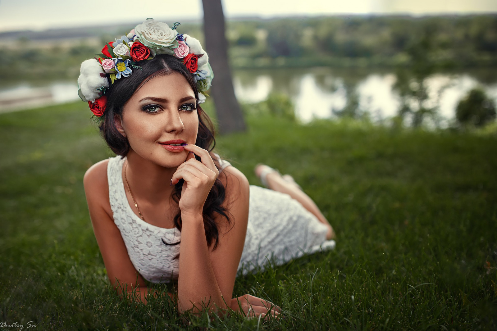ženy, model, portrét, květiny, bruneta, tráva, bílé šaty, fotografování, šaty, usmívající se, řeka, Prst na rtech, móda, koruna, emoce, jaro, Osoba, kůže, oblečení, dítě, květ, dívka, krása, usměj se, žena, dáma, zábava, nevěsta, fotografie, portrétní fotografie, focení