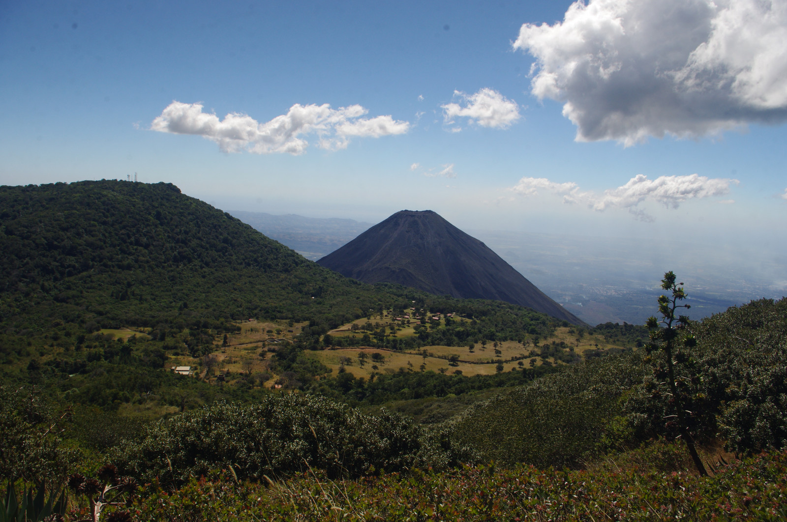 santa, město, modrý, nebe, lidé, mrak, slunce, bílý, hora, jezero, Černá, barva, zelená, Příroda, barvy, Krásná, Skála, mlha, mraky, Amerika, krajina, sopka, šplhat, ana, site, úžasný, Pohled, přírodní, nebo, nadmořská výška, malý, centro, centrální, velký, vrchol, větrný, el, Formace, kráter, Caldera, plocha, obrovský, Salvador, sopky, poloostrov, kraj, sopečný, moutains, aktivní, chráněný, centrale, nejvyšší, velmi, volcan, stratovulkán, Vulkanismus, Coatepeque, Ilamatepec, Acajutla