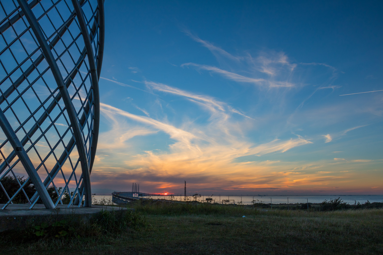 slunečnímu záření, západ slunce, moře, voda, odraz, nebe, silueta, svítání, večer, ráno, věž, horizont, soumrak, Malm, Bro, mrak, svítání, solnedg ng, resundsbron, hav, publicart, konstverk, bunkeflostrand, bridhe, movementmeterf rlimhamn, themovementmeterforlernacken, věž, Atmosféra Země, meteorologický jev