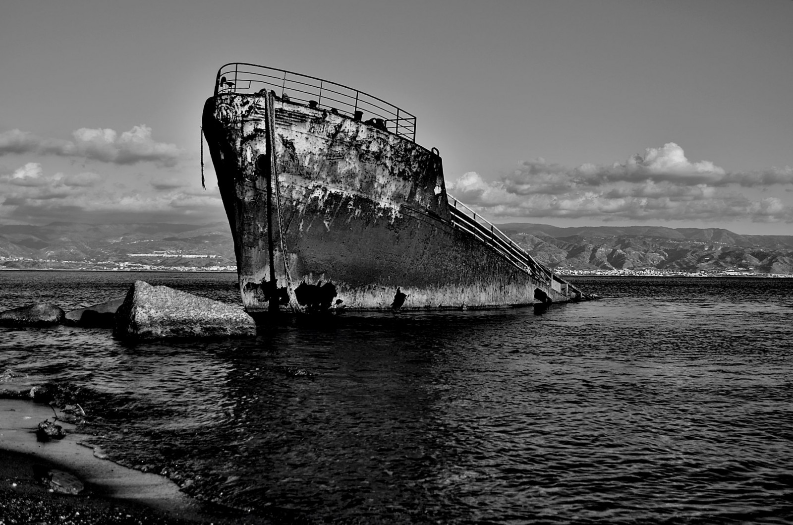 Turnberry, relitto, náboj, strettodimessina, loď, camargue, Sanraineri, Roodebeek, Affondamento, Liselotteflint, Rockhaven, záď, moře, seaeagle, Astrid, Messina, Sicilia, Spiaggiato, Arenata, vrak, Enviar, Navio, Versenden, Zerst ren, EPAVE, Destruir, mar, kobyla, meer, naufragio, vrak, Schiffbruch, Inabissare, klenutá, Plongeon, mergulho, Caida, Dalma, tělesné, Černý a bílý, Itálie, Italia, cestovat, Sicílie, Sicile, Sizilien, Kolizí, dopad, pád, Kolizi, blancoynegro, pretoebranco, noiretblanc, schwarzundweis