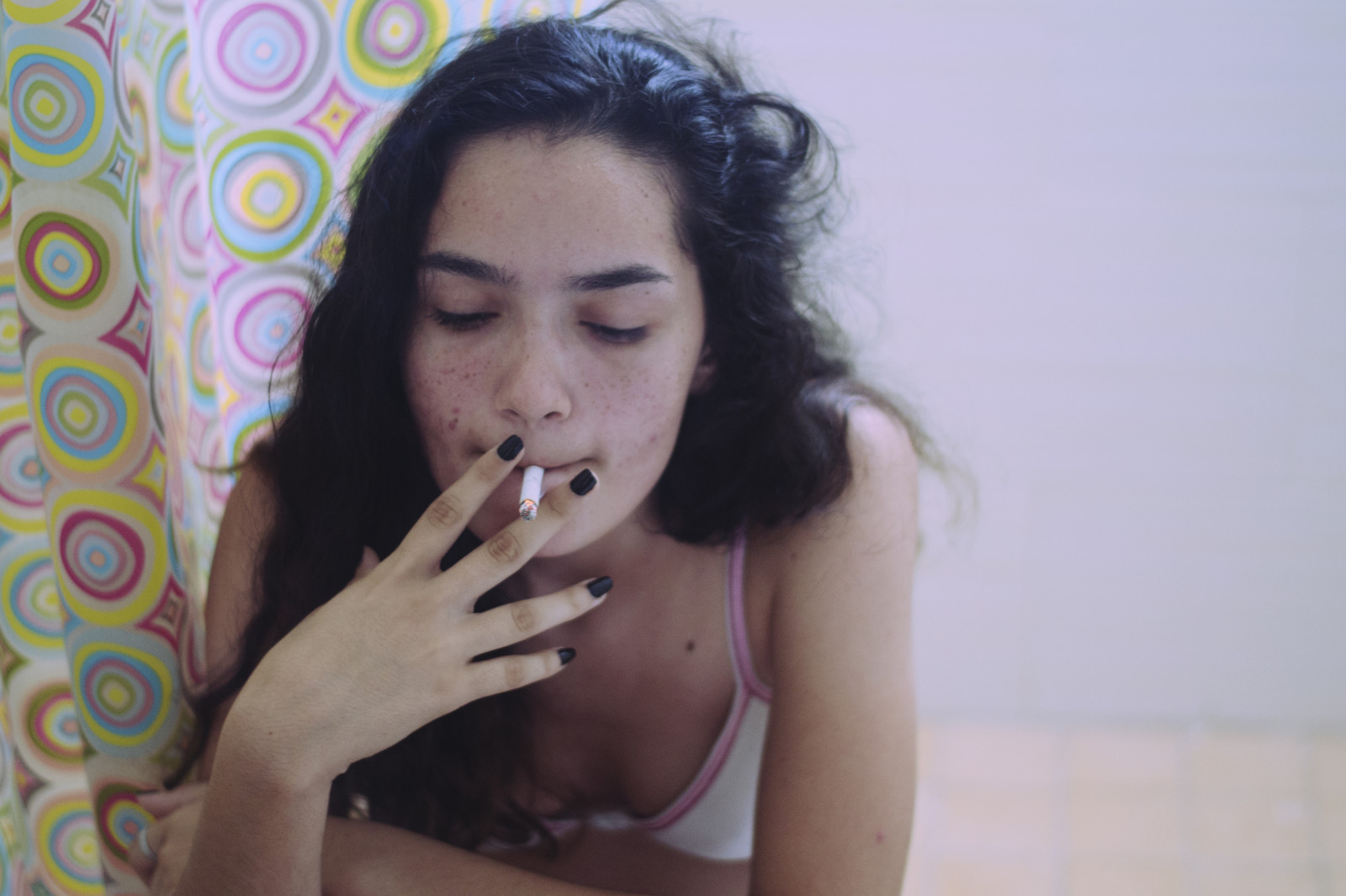 model, fotografering, røg, rygning, sort hår, bh, hår, mund, Person, hud, tøj, teen, pige, skønhed, hånd, dame, finger, ben, cigaret, teenager, teenage, Photo shoot, mave, menneskelige legeme, organ, interaktion, lår, menneskelig handling