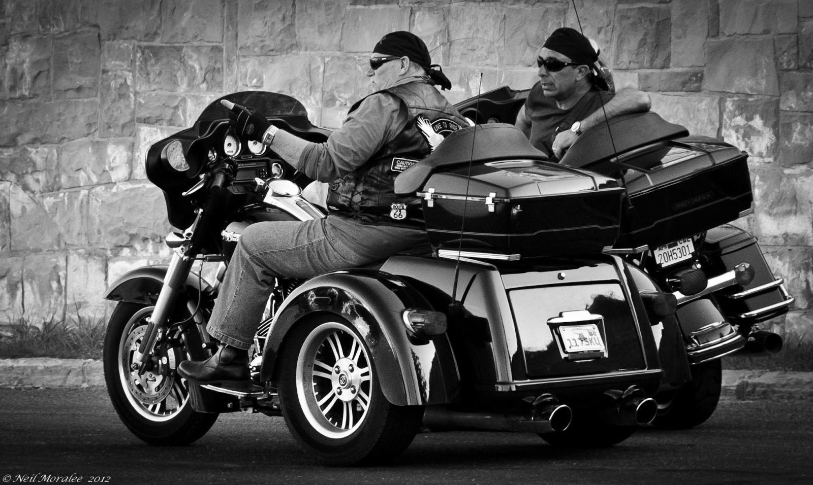 bílý, Černá, černobílý, ulice, sluneční brýle, ocas, auto, brýle, motocykl, vozidlo, fotografování, slunce, Spojené státy americké, cyklista, Harley, těžký, zralý, Electra, tělesné, muž, kolo, kolo, železo, Davidson, okraj, klasický, bob, tříkolka, Černý a bílý, monochromatické fotografování, automobilového designu, motorové vozidlo, měl, bandana, klouzat, neilmoralee, stěží, automotive Lighting, Tlouštík, Panhead, Elektraglid, automotive wheel system, motorcycle accessories