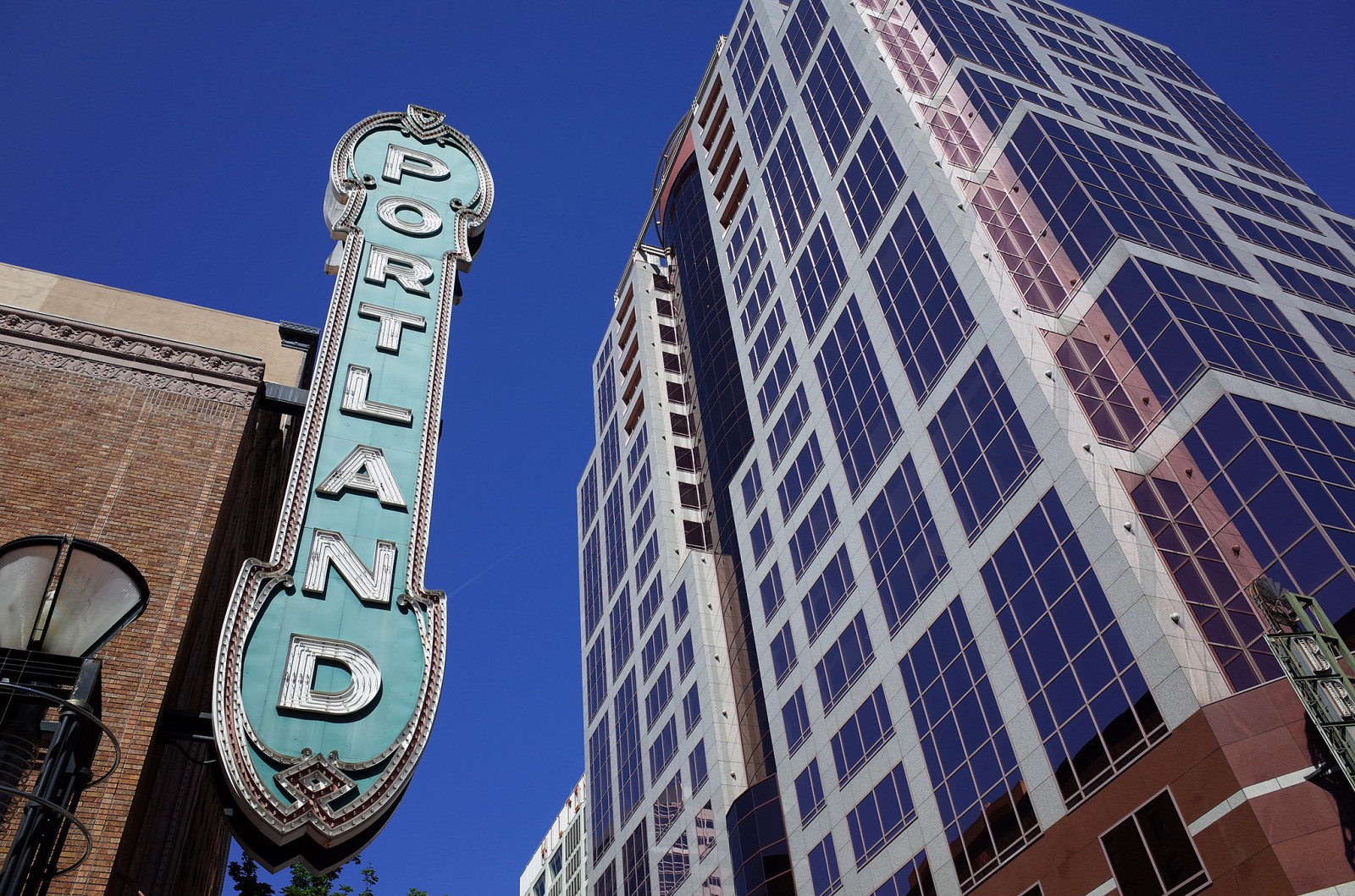 เมือง, สีน้ำเงิน, ท้องฟ้า, เมือง, สหรัฐอเมริกา, อาคาร, หอคอย, ลงชื่อ, สถาปัตยกรรม, โอเรกอน, พอร์ตแลนด์, ละคร, ตัวเมือง, ละคร, ชัดเจน, pdx, Ricohgr, stumptown, arleneschnitzerconcerthall, swbroadway, ความหยาบกร้าน, multnomahcounty, swmainstreet