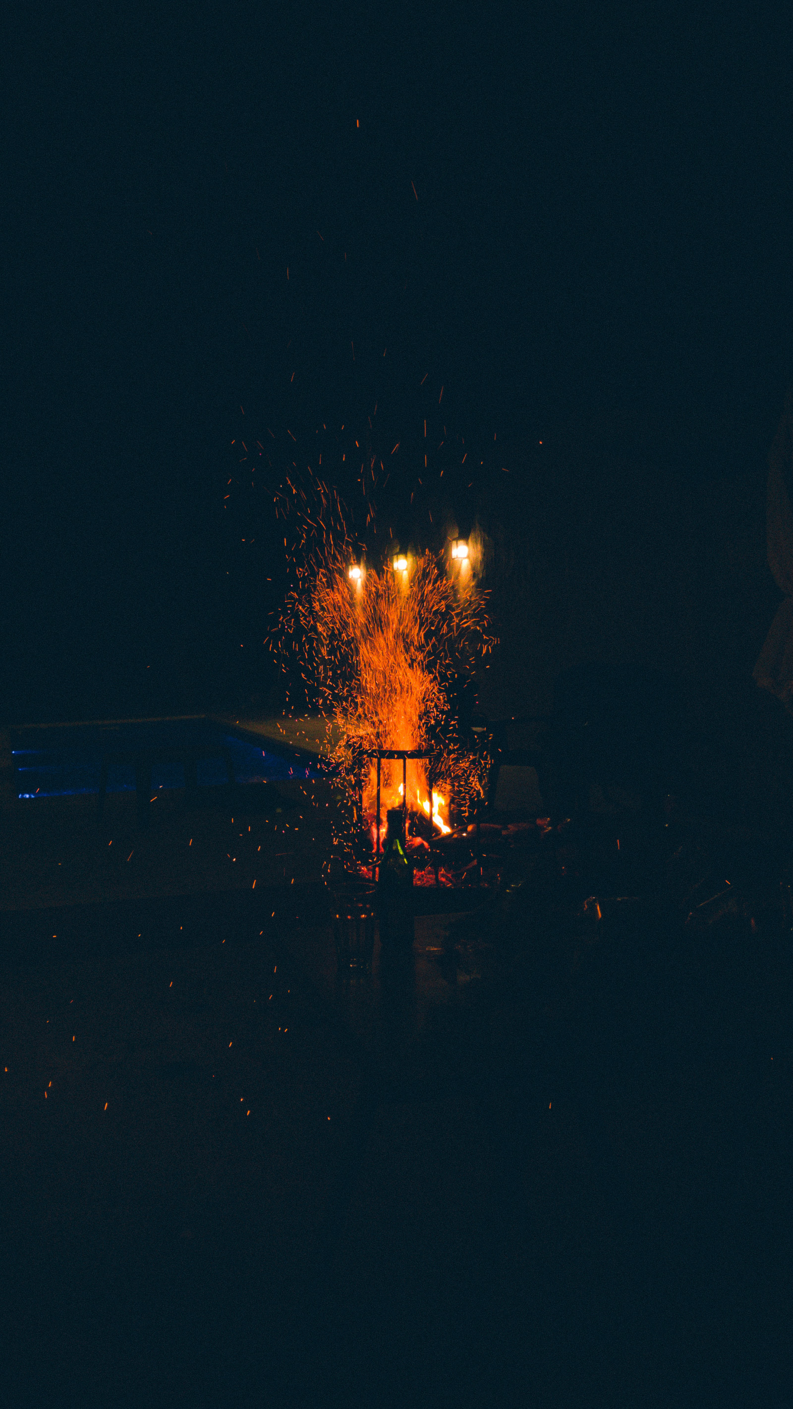 ของเหลว, แก๊ส, เที่ยงคืน, ความร้อน, สีน้ำเงินไฟฟ้า, เหตุการณ์, พื้นที่, วิทยาศาสตร์, สี่เหลี่ยมผืนผ้า, ขอบฟ้า, ความมืด, แนวนอน, กลางคืน, ตัวอักษร, ศิลปะ, การสะท้อน, น้ำ, วัตถุดาราศาสตร์, ไฟ, วันหยุด, ตอนเย็น