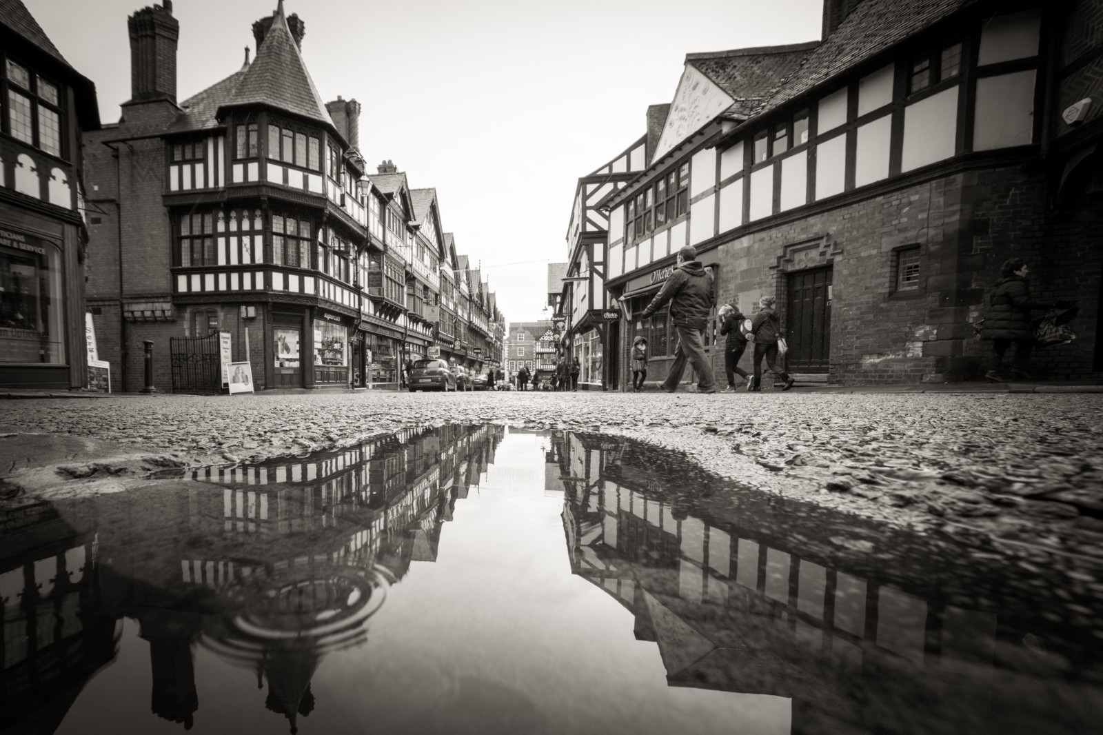 monokrom, by, gade, bybilledet, afspejling, sne, vinter, regn, fotografering, aften, by, kanal, vejr, chester, byområde, vandveje, sort og hvid, monokrom fotografering