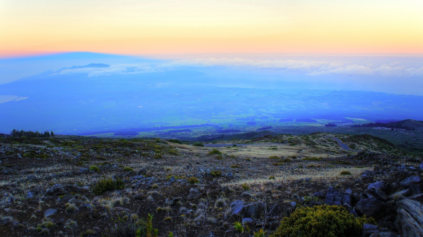landskab, solnedgang, hav, bakke, himmel, strand, solopgang, morgen, kyst, Palmer, horisont, ødemark, skumring, Hawaii, tropisk skov, topmøde, tundra, plateau, Maui, ryg, Terræn, Sky, bjerg, daggry, græsarealer, eng, troperne, almindeligt, highland, loch, atmosfærisk fænomen, bjergrige landskabsformer, landskabsform, geografisk funktion, økosystem, bjergkæde, faldt