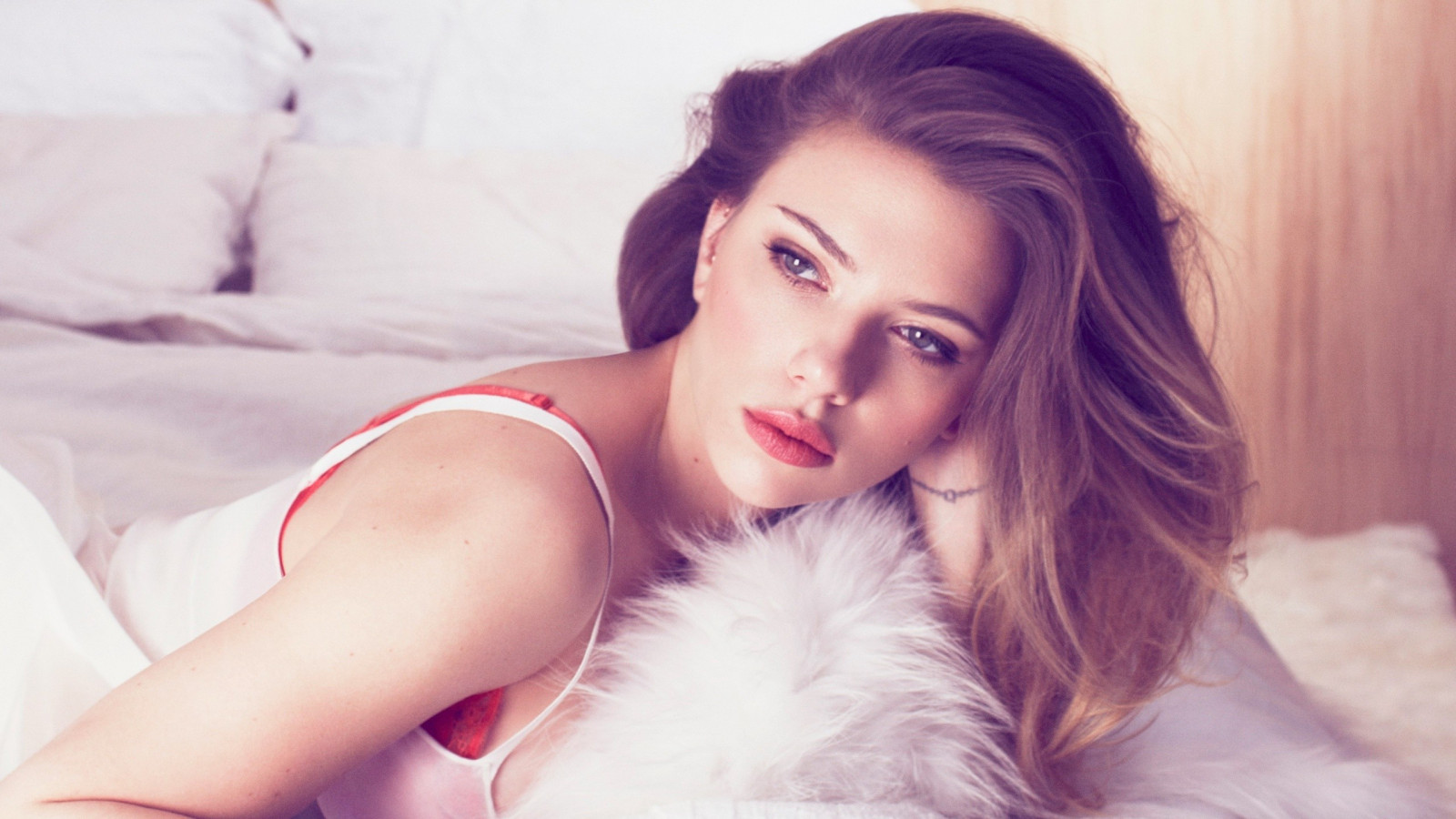 model, portrét, dlouhé vlasy, Červené, v posteli, fotografování, černé vlasy, Bílé vrcholy, vlasy, Scarlett Johanssonová, růžový, Osoba, kůže, červené podprsenky, supermodelka, dívka, krása, oko, žena, ruka, dáma, noha, fotografie, blond, 2560x1440 px, portrétní fotografie, focení, hnědé vlasy, umění model, Lidské tělo, orgán, zblízka