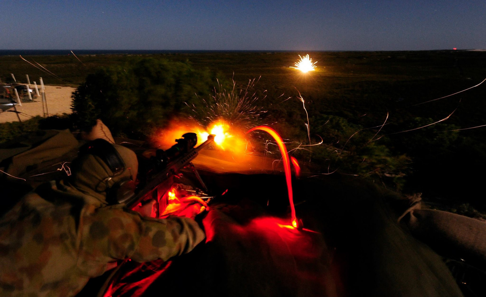 pistole, noc, voják, večer, oheň, odstřelovací puška, armáda, táborák, Barrett 50 Cal, světlo, tma, táborák