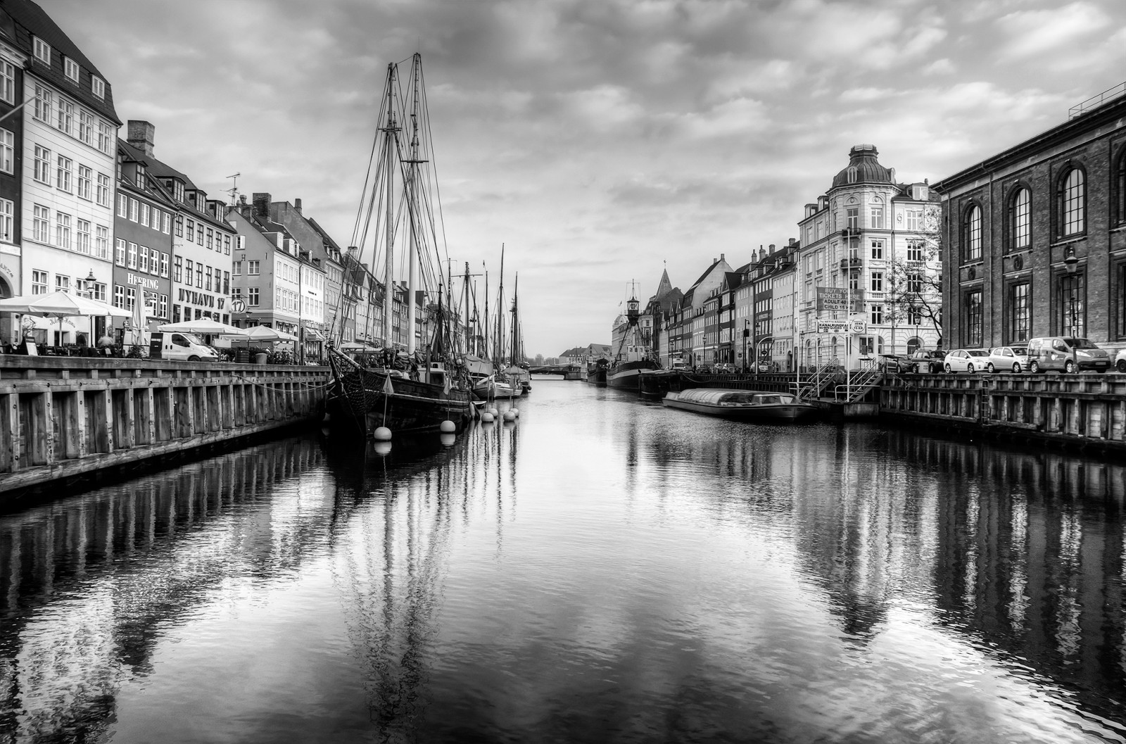 båd, monokrom, by, gade, bybilledet, vand, bygning, afspejling, himmel, fotografering, symmetri, flod, HDR, by, Sony, Danmark, kanal, metropol, København, træ, rejse, udsigt, vandskab, sort hvid, nyhavn, kanal, byområde, vandveje, sort og hvid, monokrom fotografering, krop af vand