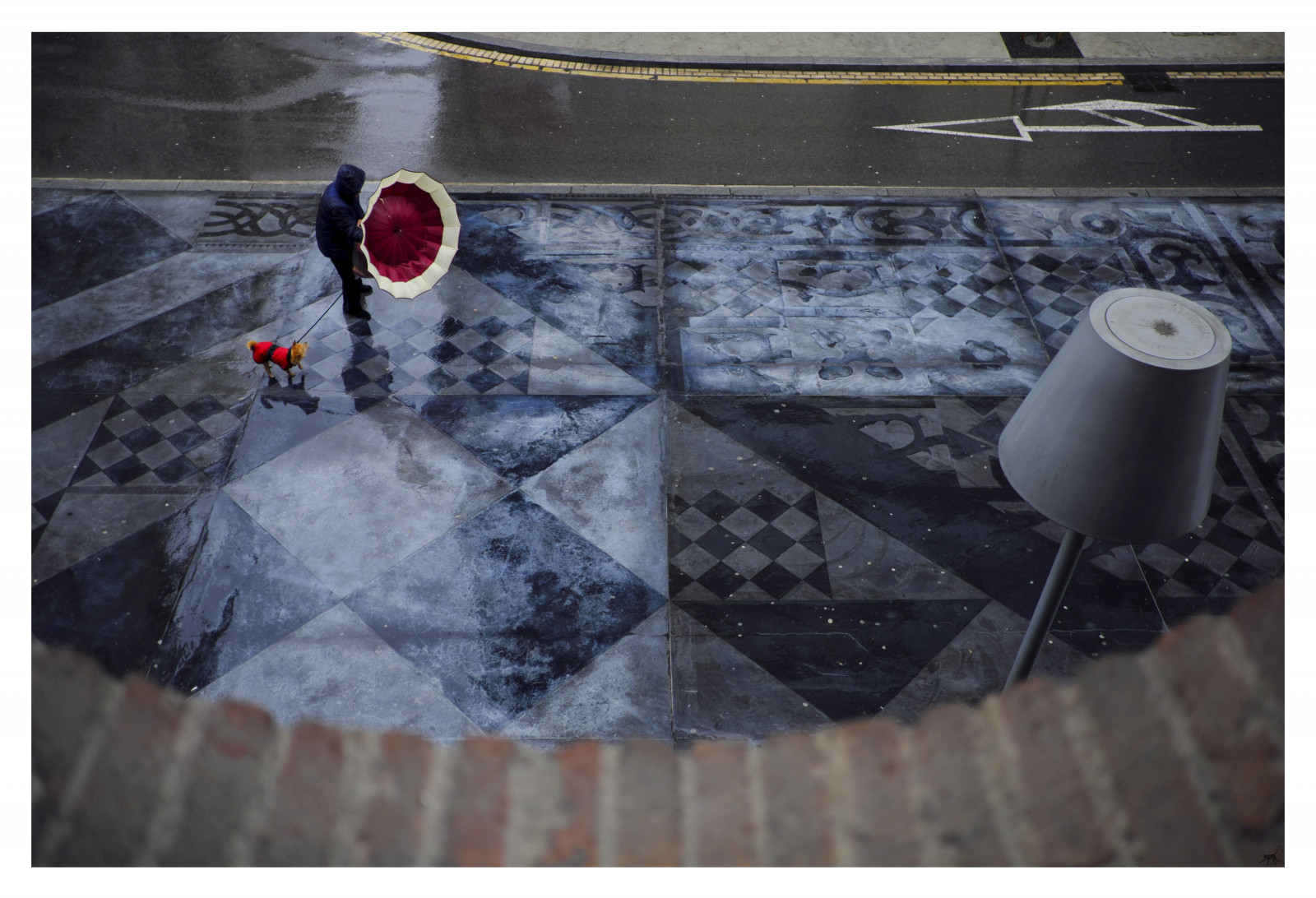 movimento, Vento, pohyblivý, vítr, deštník, Bilbao, Alhondiga, náměstí, bílý, chůze, Euskadi, Evropa, deštivý, město, cestování, městský, urbano, nahoru, Incontri, Imperatore, orlandoimperatore, ombreeluci, pozorování, Orlando, lidé, fotografování, paisvasco, paseo, Pais, Fujifilm, xpro2, světlo, licht, lux, život, luz, čáry, libre, milovat, kultur, šťastný, přístav, člověk, gente, fotourbana, Přátelé, hloubka pole, dof, dia, Španělsko, streetphotagraphy, ulice, zox, zoximage, Pes, calle, město, citta, callejera, barva, barva, barevná, Vizcaya, Vasco, mensen