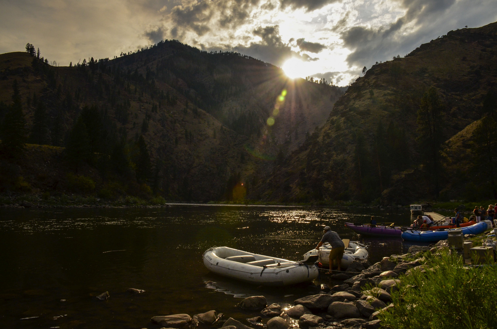 slunečnímu záření, krajina, západ slunce, noc, kopec, jezero, voda, Skála, Příroda, odraz, nebe, večer, ráno, řeka, národní park, fjord, údolí, divočina, banka, rybolov, Idaho, losos, Lake District, Terén, mrak, strom, hora, svítání, prozkoumat, rostlina, prozkoumal, scénický, D5100, nationalforest, jezero, horských reliéf, tělo z vody, salmonriver, Whitewaterrafting, Middlefork, Žlutý kořen, Frankchurchwilderness, Bighorncrags, Riverofnoreturn, Salmonrivermountains, Čisté vodní fontány